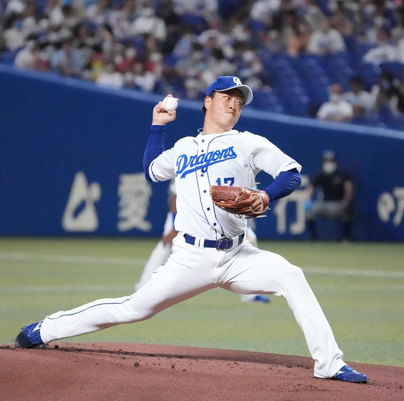 中日対広島　1回表、登板する中日先発の柳（撮影・森本幸一）