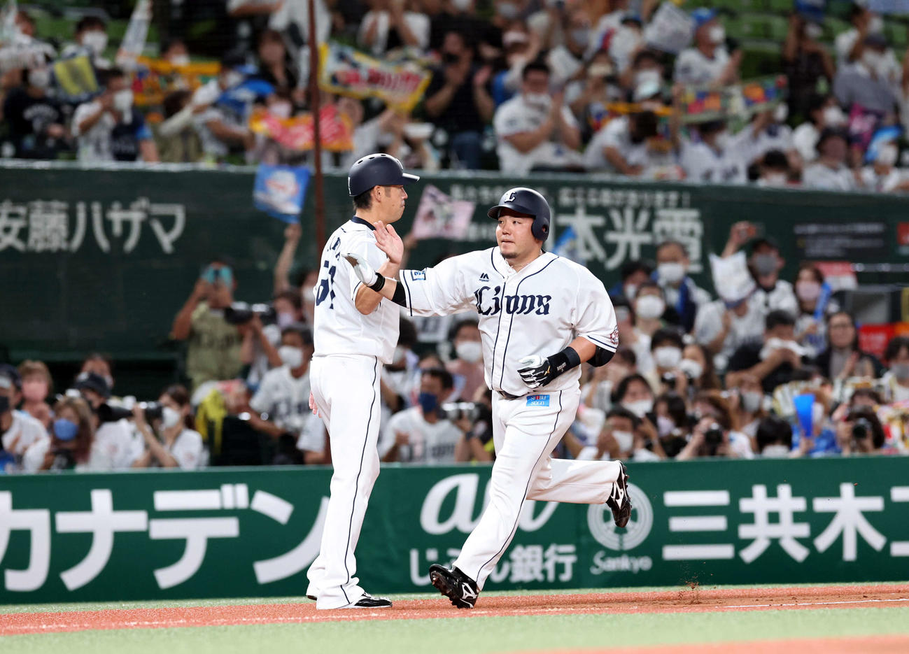 西武対ロッテ　4回裏西武2死、山川は左越えソロ本塁打を放ち、三塁を回る（撮影・浅見桂子）