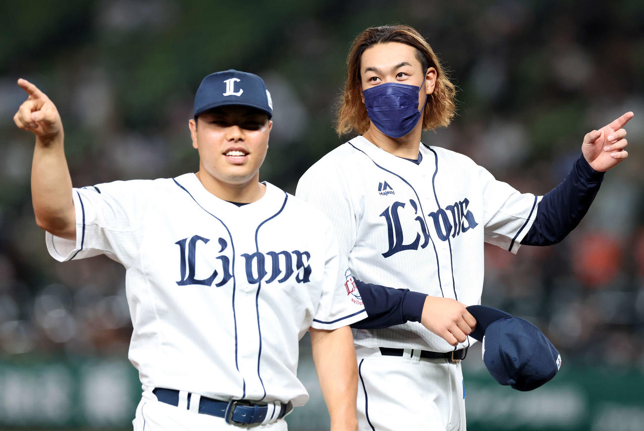 西武対ロッテ　10勝目を挙げた高橋（右）は、最後を締めた平良と笑顔でスタンドを指差す（撮影・浅見桂子）