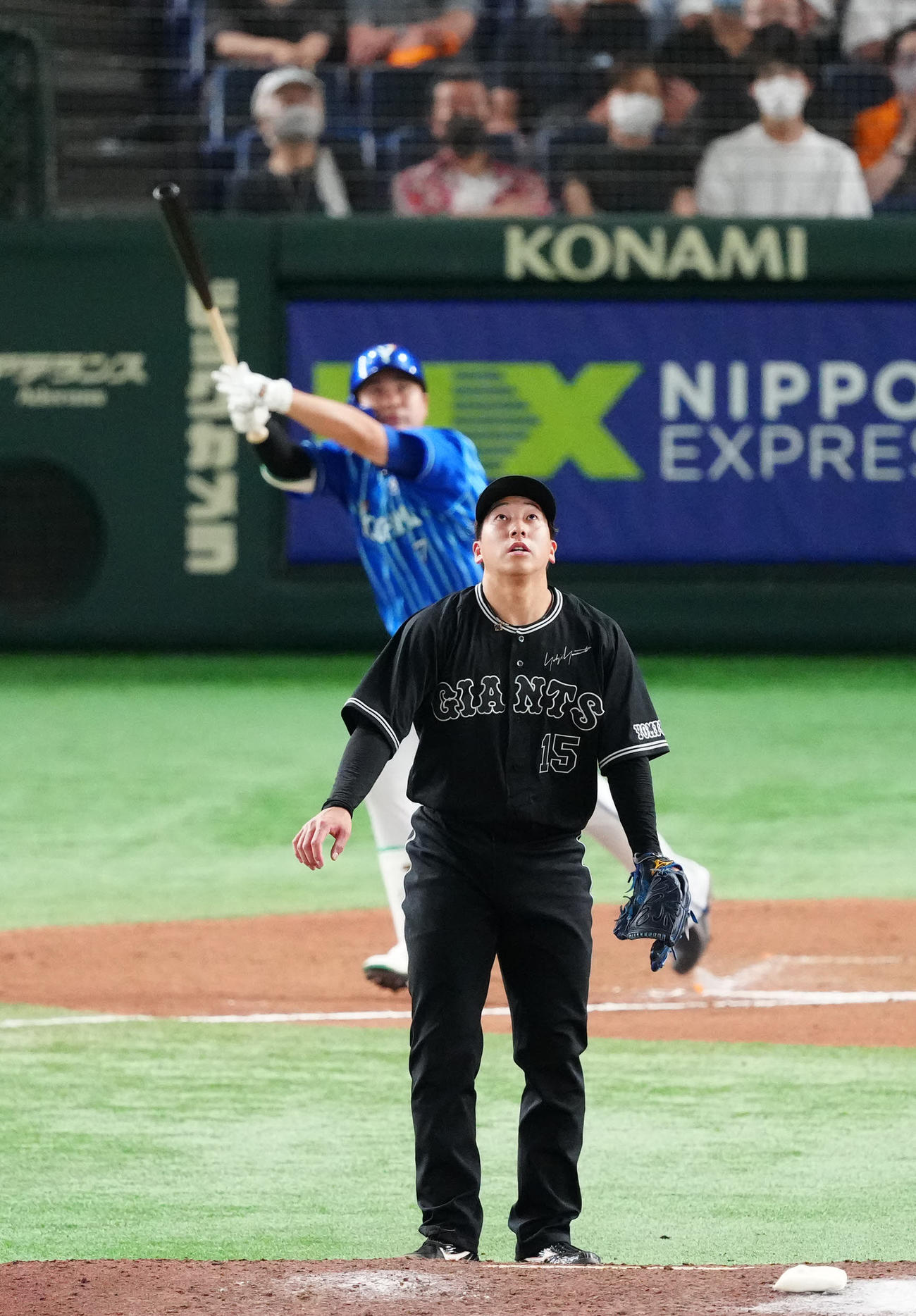 巨人対DeNA 11回表DeNA1死、佐野（後方）に勝ち越しソロ本塁打を浴びる大勢（撮影・江口和貴）