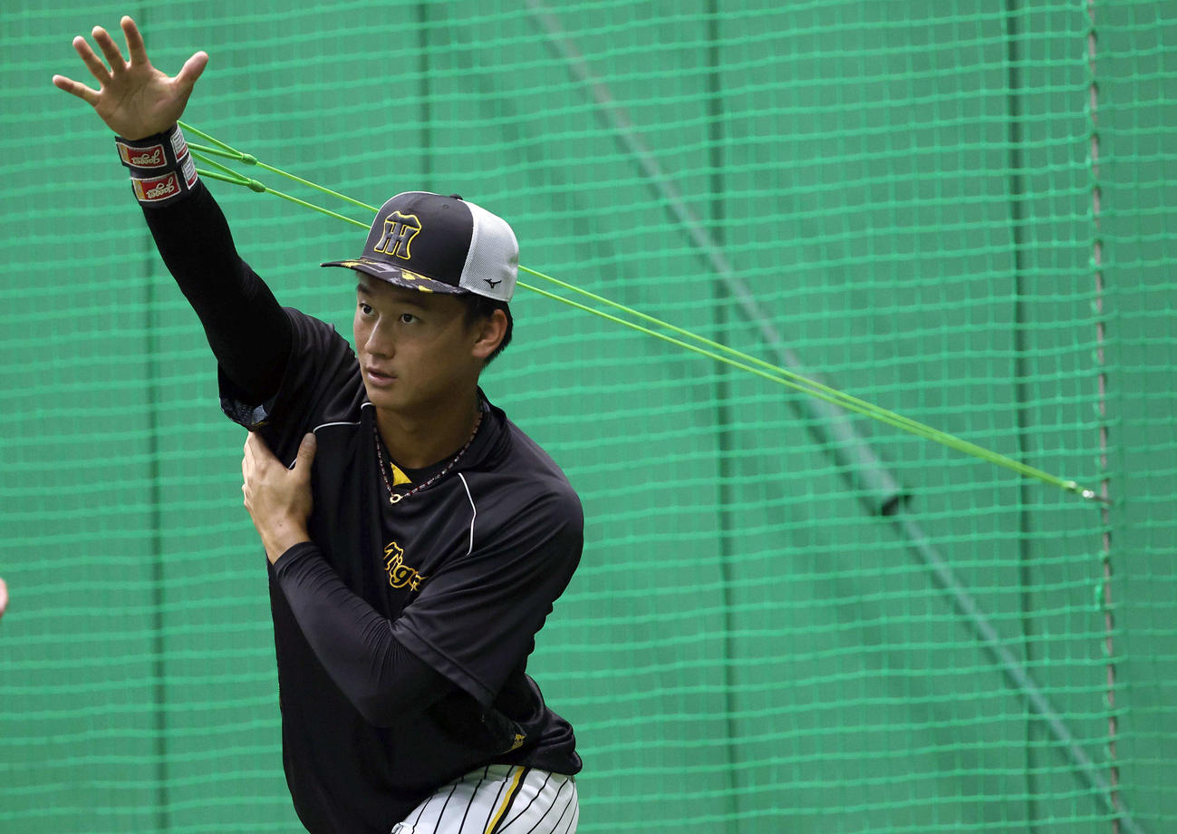 阪神対ヤクルト　森木はゴムを使ってトレーニングをする（撮影・上田博志）