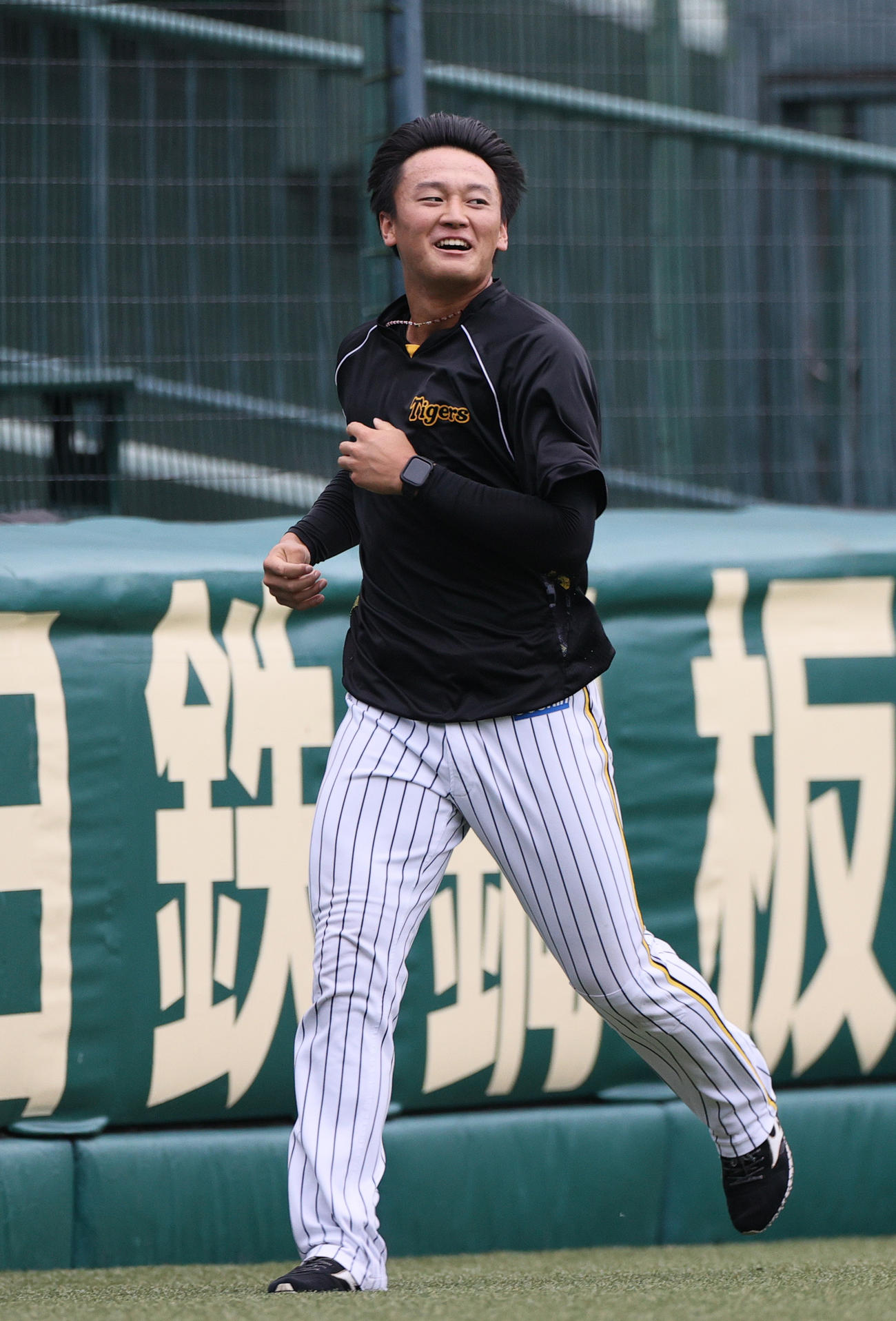 阪神対ヤクルト　リラックスした表情で外野をランニングする阪神森木（撮影・上山淳一）