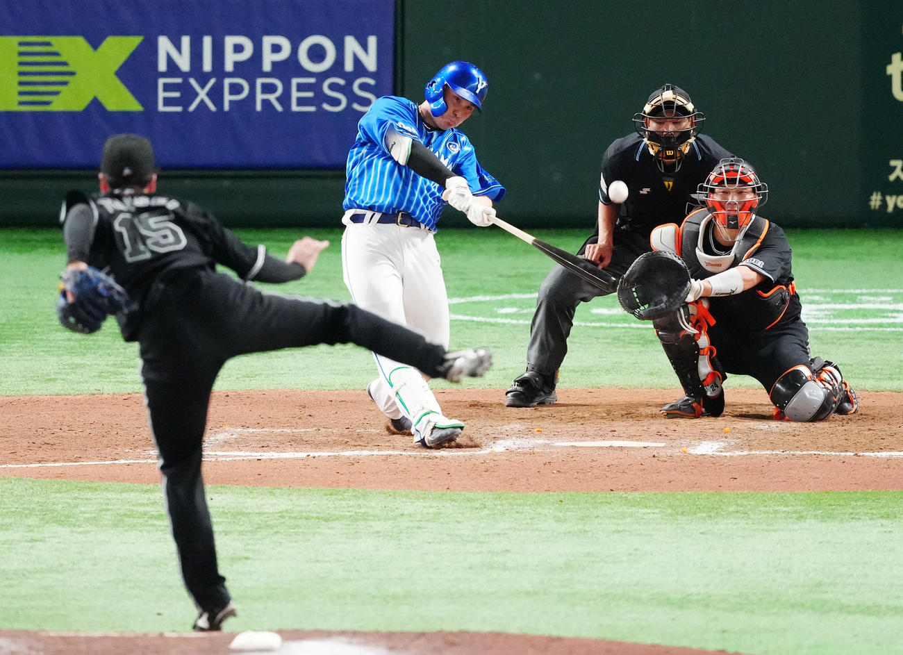 巨人対DeNA 11回表DeNA1死、勝ち越しソロ本塁打を放つ佐野。投手大勢（撮影・江口和貴）