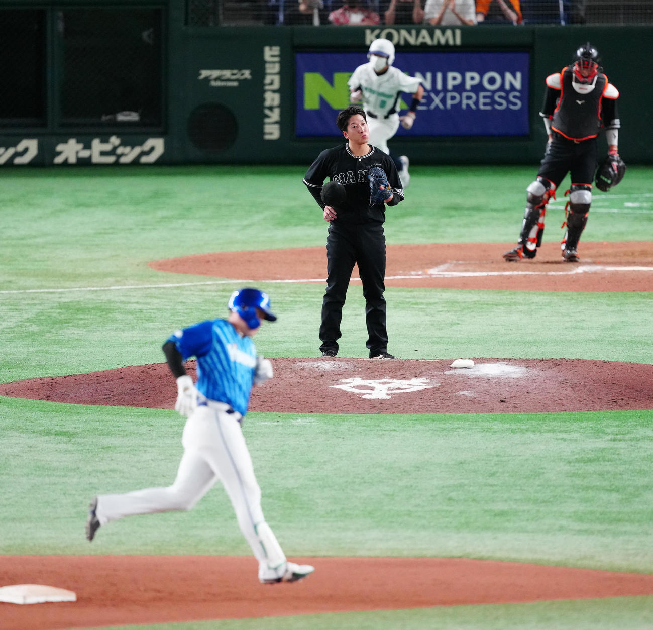 巨人対DeNA 11回表DeNA1死、佐野（手前）に勝ち越しソロ本塁打を浴びる大勢（撮影・江口和貴）