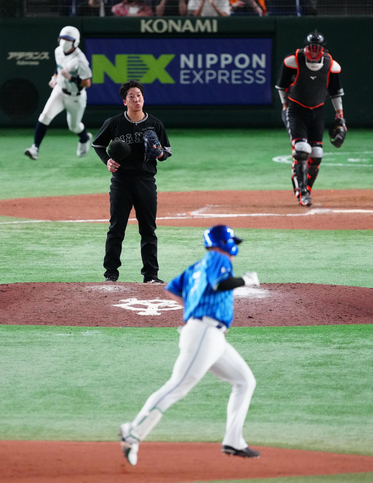 巨人対DeNA 11回表DeNA1死、佐野（手前）に勝ち越しソロ本塁打を浴びた大勢（撮影・江口和貴）