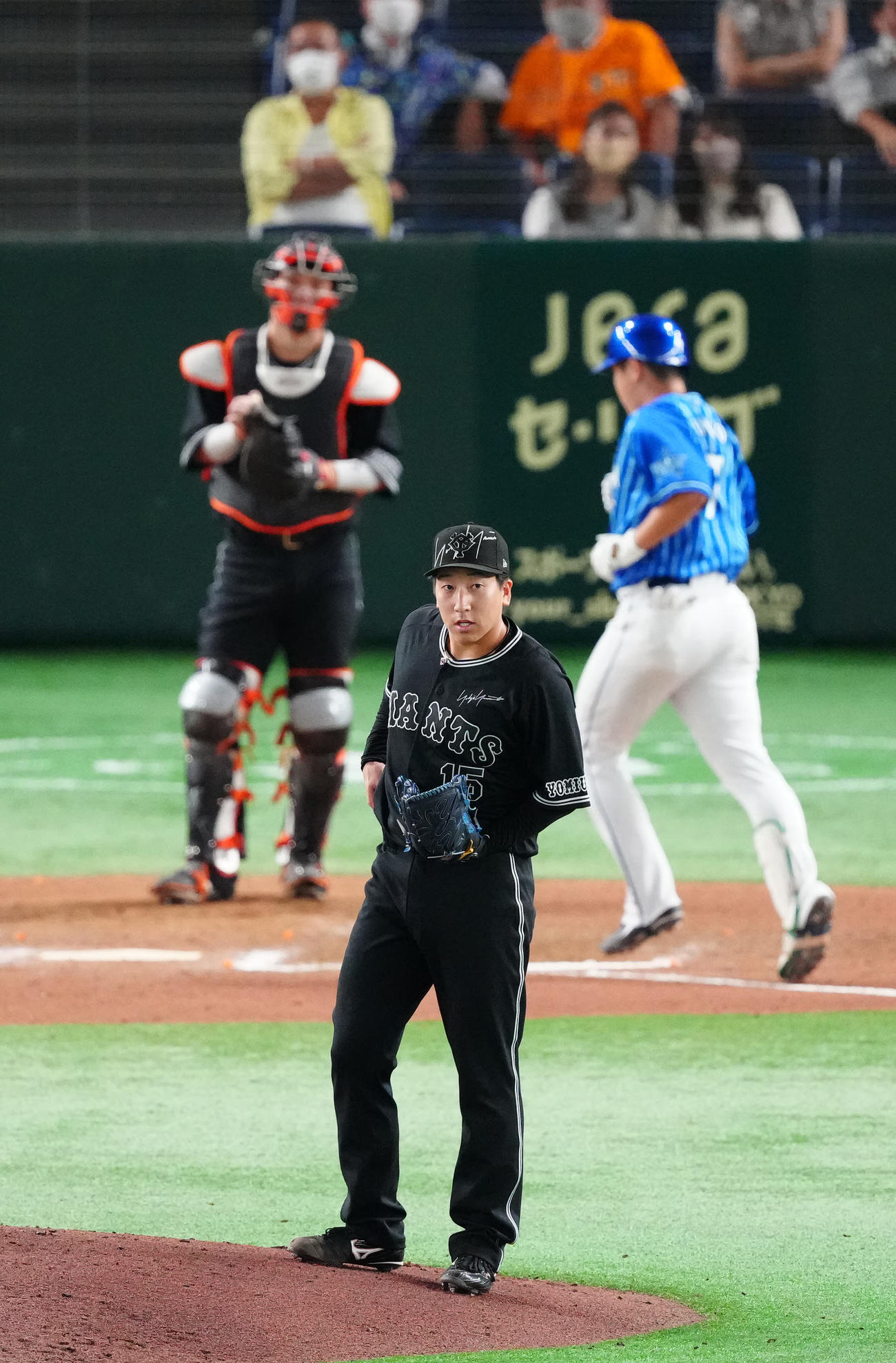 巨人対DeNA 11回表DeNA1死、佐野（後方右）に勝ち越しソロ本塁打を浴びた大勢（撮影・江口和貴）