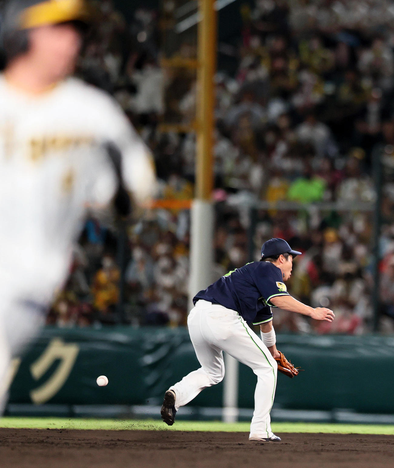 阪神対ヤクルト　7回裏阪神2死二塁、山田はマルテの打球を捕れず右前適時打となる（撮影・上山淳一）