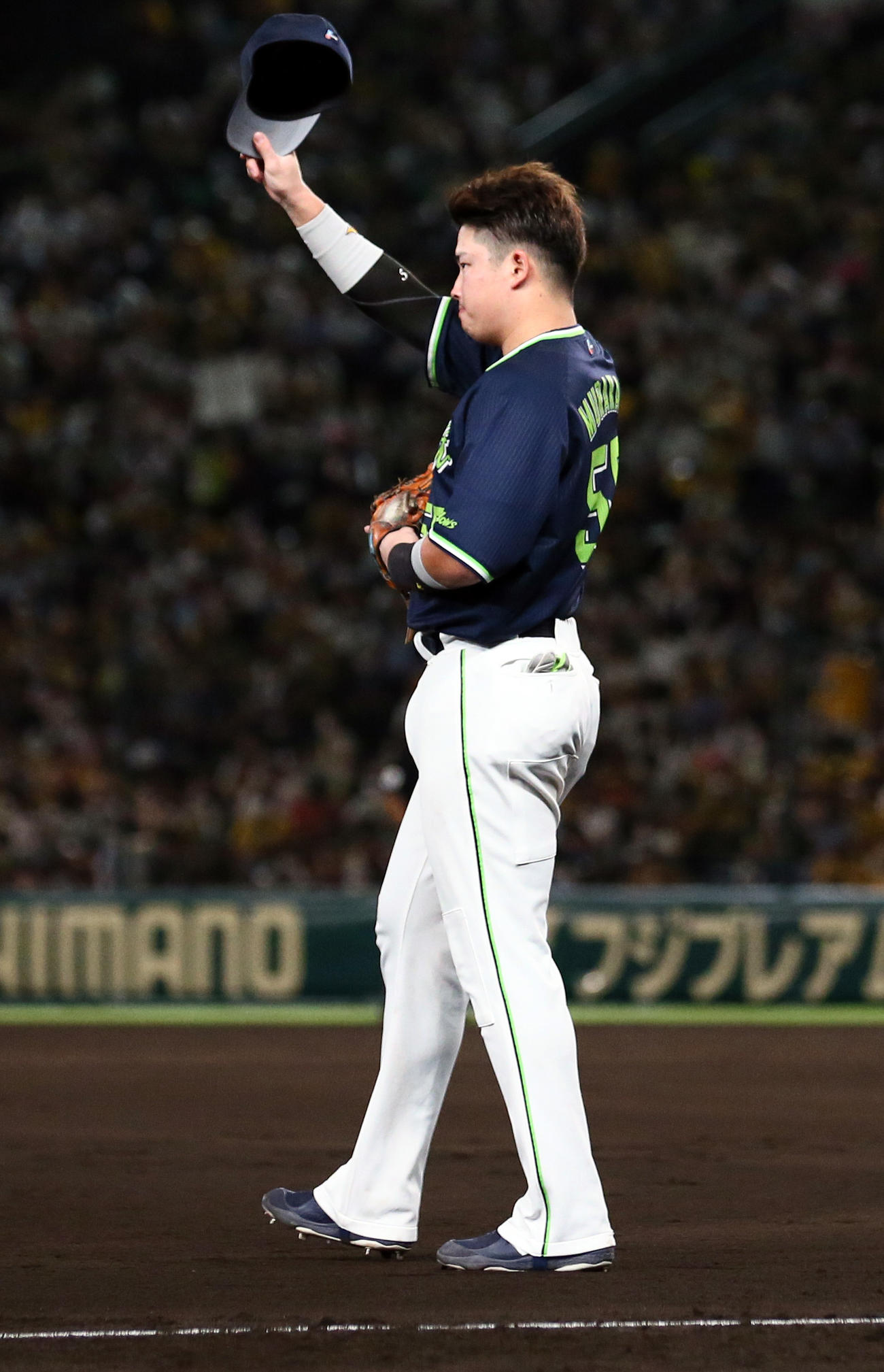 阪神対ヤクルト　6回に本塁打を放ったヤクルト村上は守備に着きスタンドの祝福に帽子を取って応える（撮影・上山淳一）