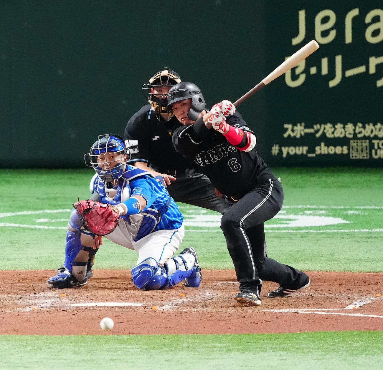 巨人対DeNA 5回裏巨人2死、遊撃内野安打とする坂本（撮影・江口和貴）
