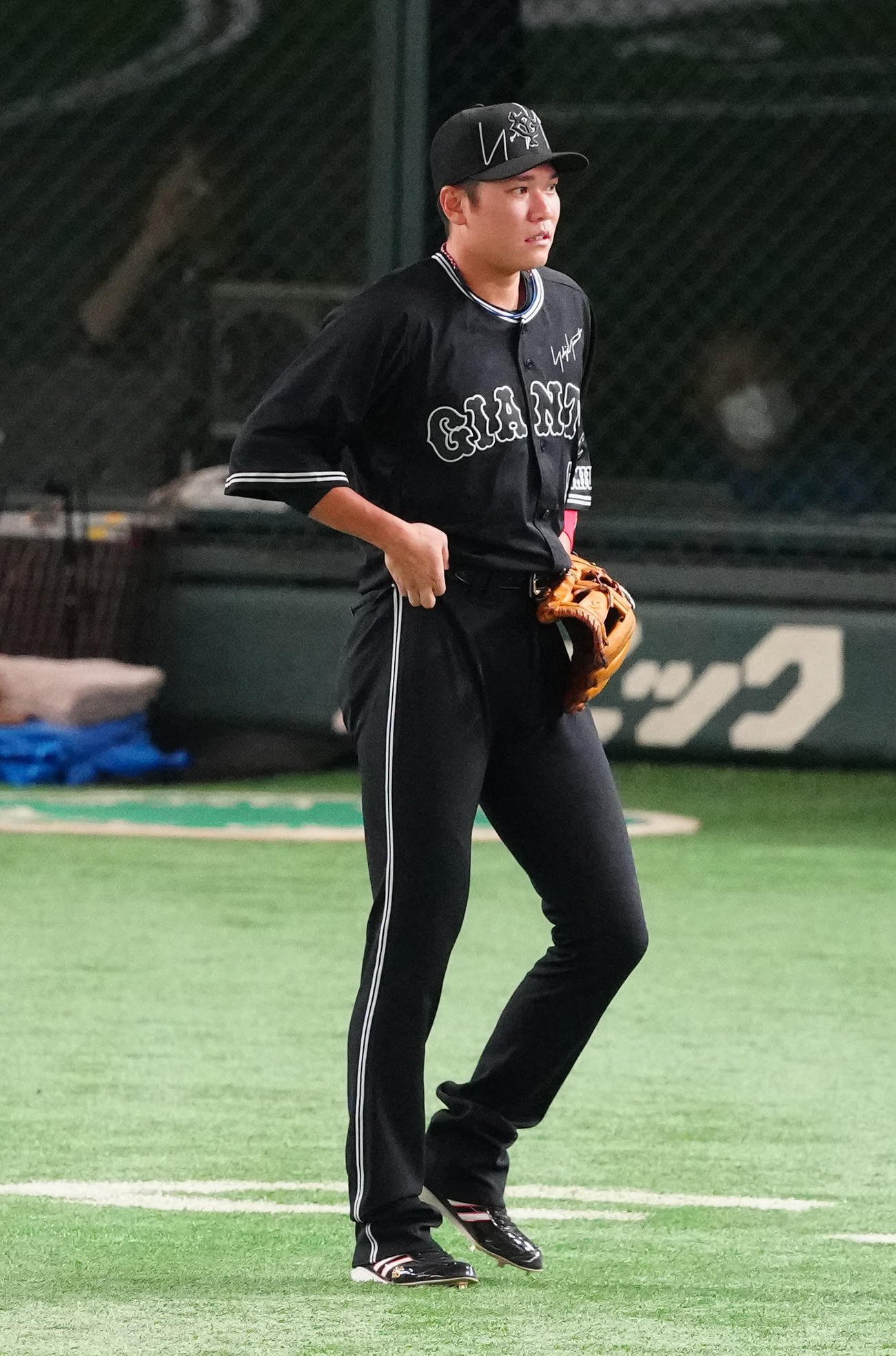 巨人対DeNA　試合前、「ヨウジヤマモト」とのコラボレーション企画で漆黒のユニホームを着用する巨人坂本（撮影・江口和貴）