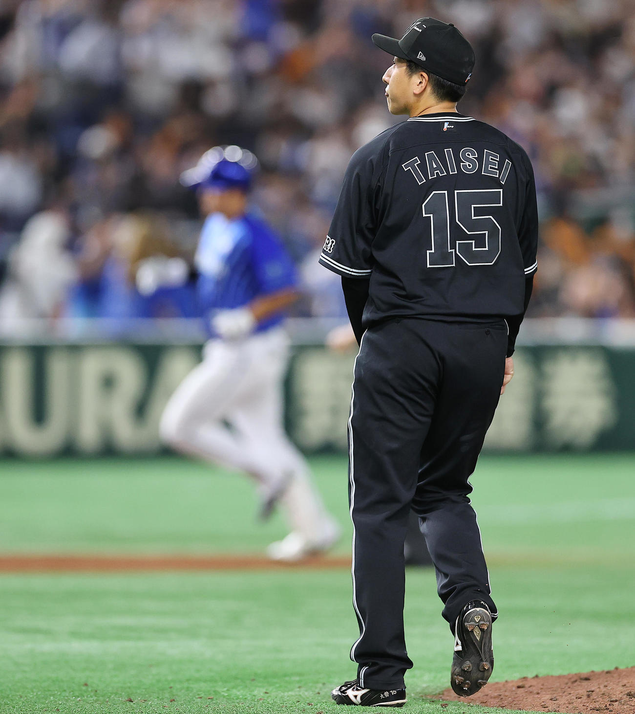 巨人対DeNA 11回表DeNA1死、佐野（左）にソロ本塁打を浴びる大勢（撮影・垰建太）