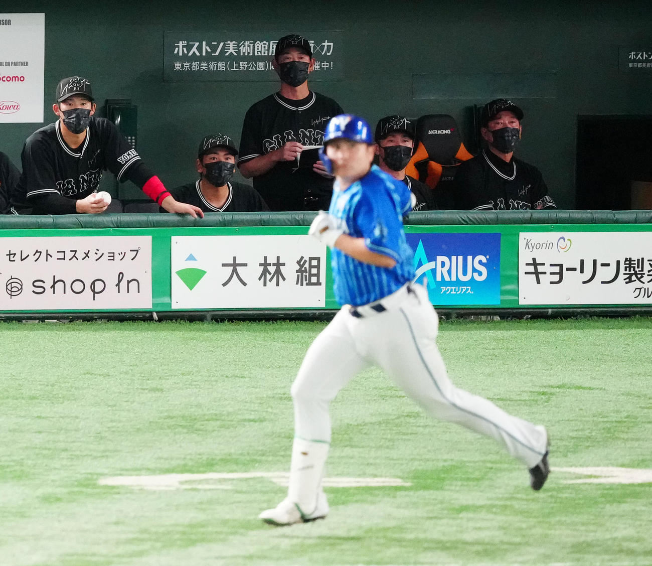 巨人対DeNA 11回表DeNA1死、大勢が佐野（手前）に勝ち越しソロ本塁打を浴び、ベンチで厳しい表情の原監督（右端）（撮影・江口和貴）