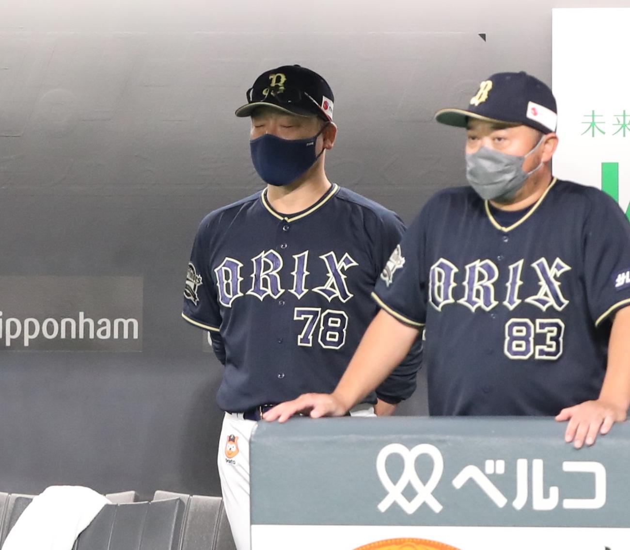 日本ハム対オリックス　ベンチで渋い表情の中嶋監督（撮影・黒川智章）