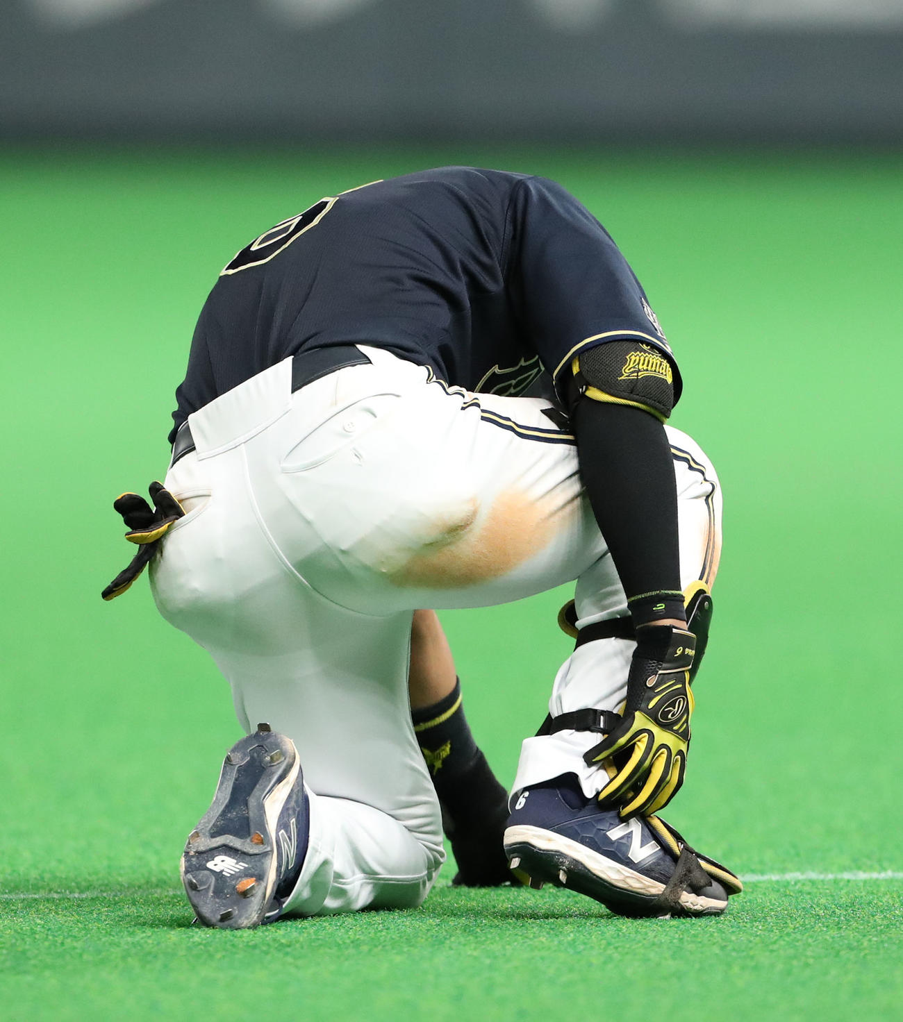 日本ハム対オリックス　6回表オリックス無死一塁、一併殺に終わり一塁を駆け抜けた後、右足をおさえる宗（撮影・佐藤翔太）