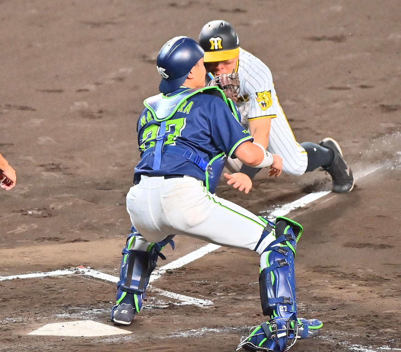 阪神対ヤクルト　4回裏阪神1死一、三塁、坂本の投前スクイズで生還する佐藤輝（撮影・和賀正仁）