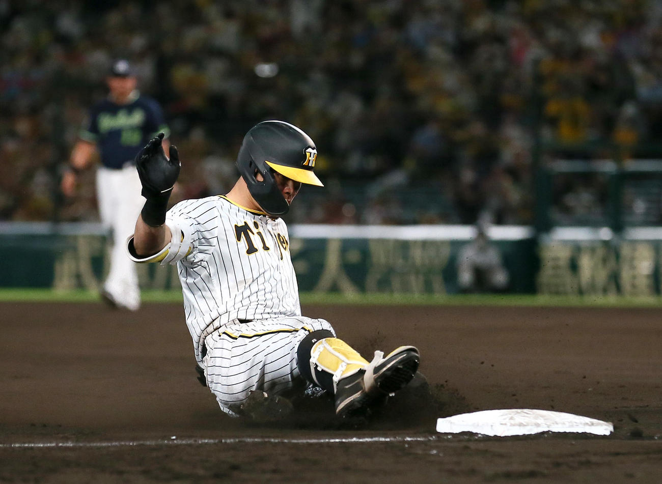 阪神対ヤクルト　6回裏阪神1死、佐藤輝は中越え三塁打を放つ（撮影・上山淳一）