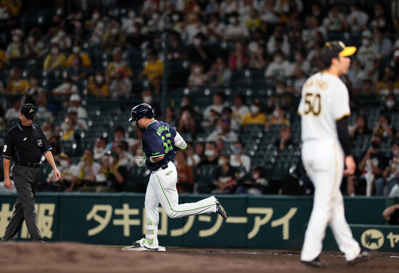 阪神対ヤクルト　6回表ヤクルト無死、村上は青柳（右）から中越え本塁打を放つ（撮影・上山淳一）