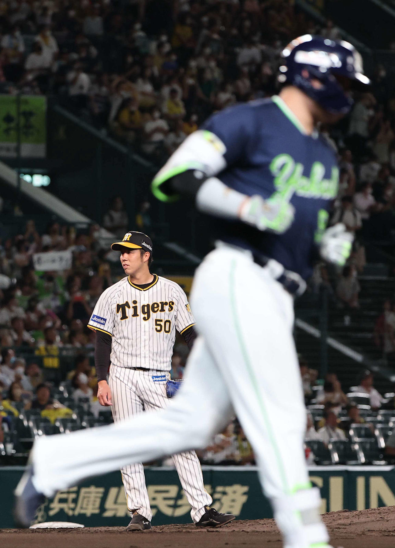 阪神対ヤクルト　6回表ヤクルト無死、青柳（左）は村上に52号本塁打を浴びる（撮影・上田博志）