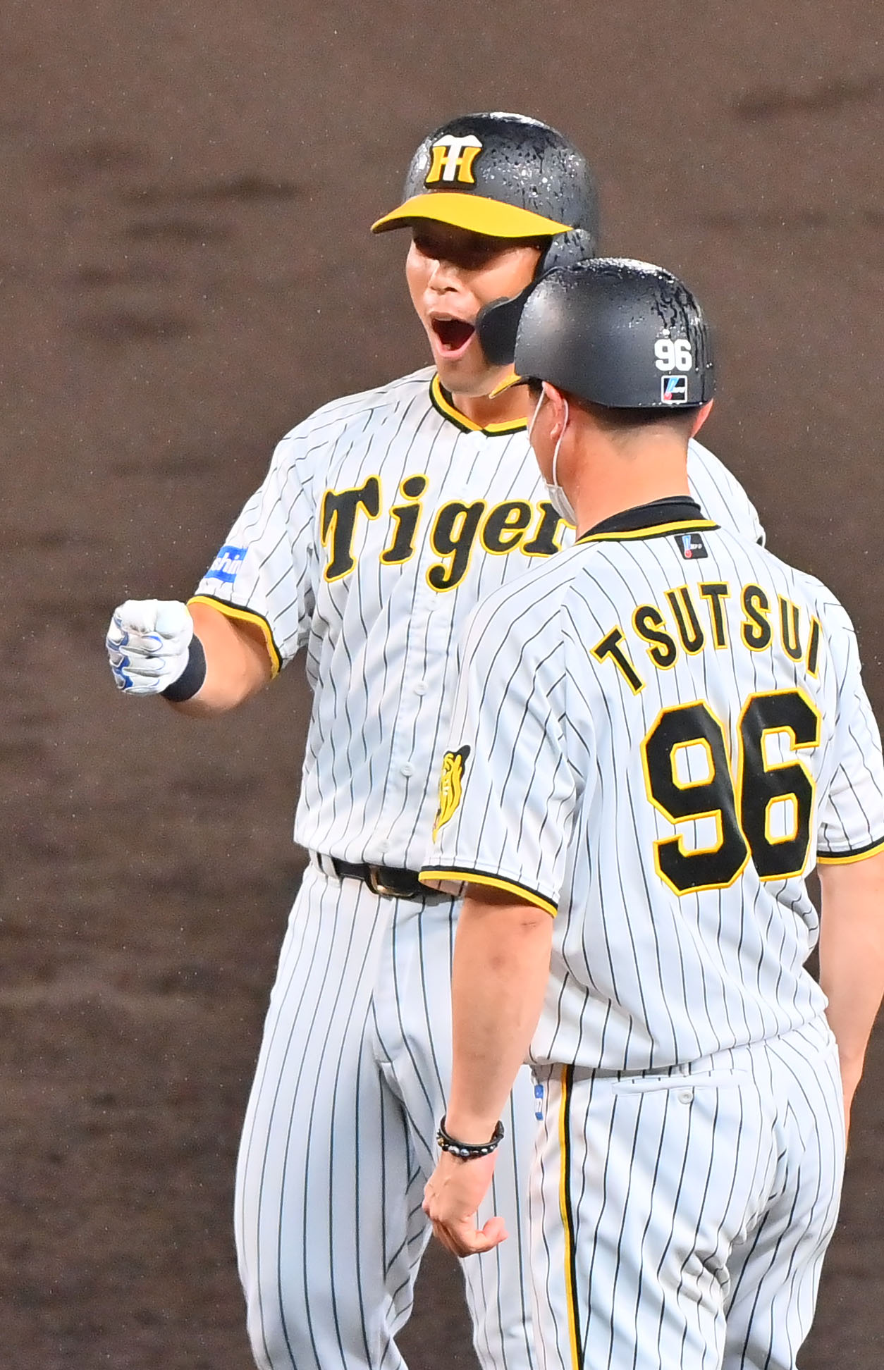 阪神対ヤクルト　10回裏阪神2死一、三塁、左前に同点適時打を放った原口はベンチに向かって雄たけびをあげる（撮影・和賀正仁）