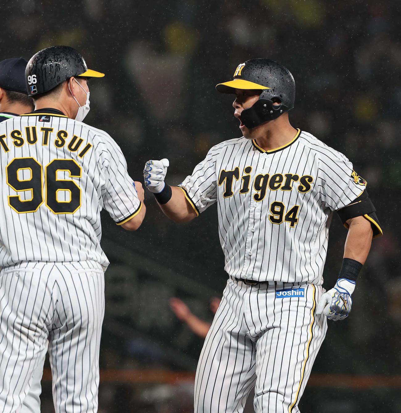 阪神対ヤクルト　10回裏阪神2死一、三塁、原口は左前に同点適時打を放つ（撮影・上田博志）