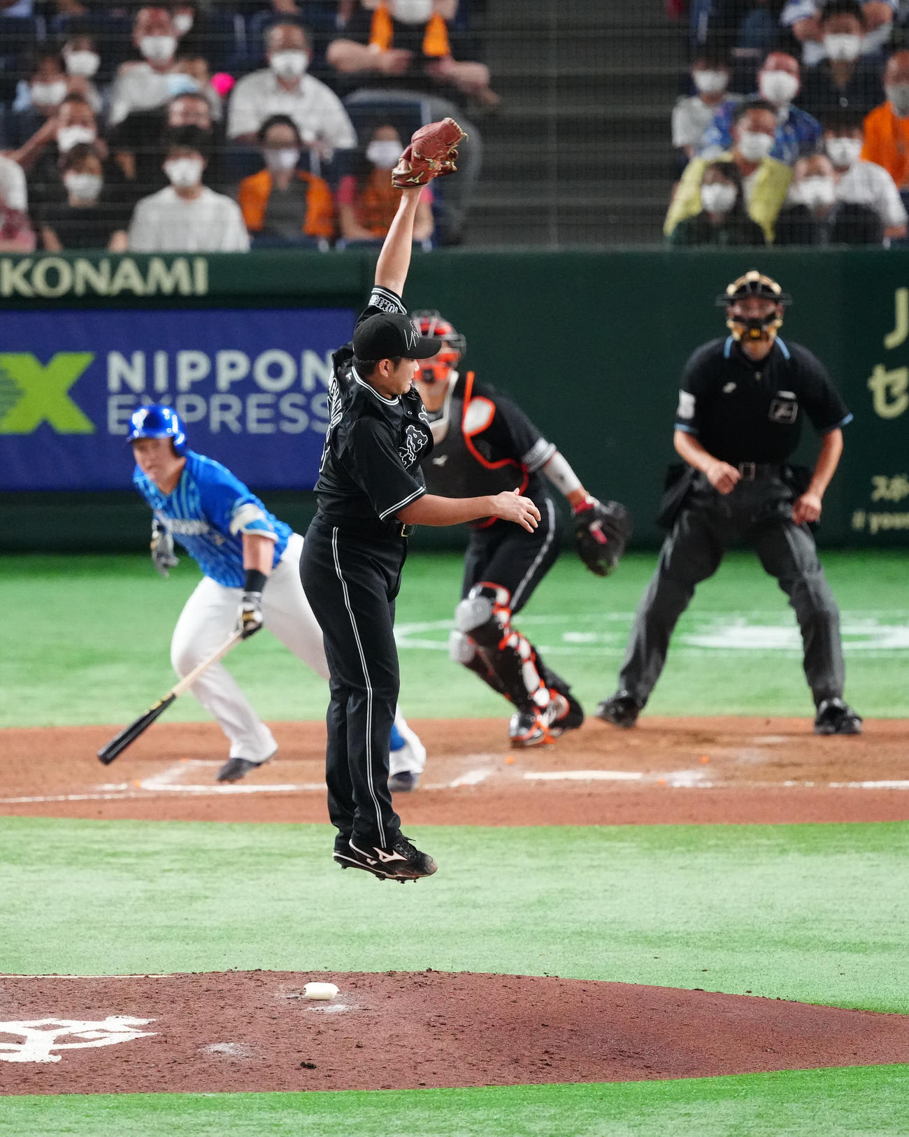 巨人対DeNA 9回表DeNA無死、牧（左）を投ゴロに仕留める菅野（撮影・江口和貴）