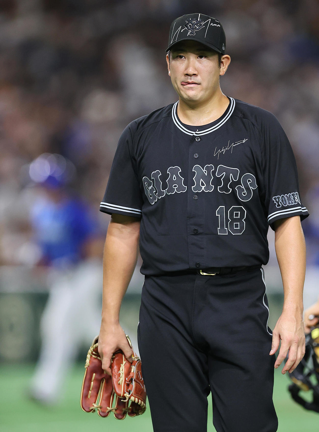 巨人対DeNA 3回表の登板を終先制を許した巨人先発の菅野はさえない表情で引き揚げる（撮影・垰建太）
