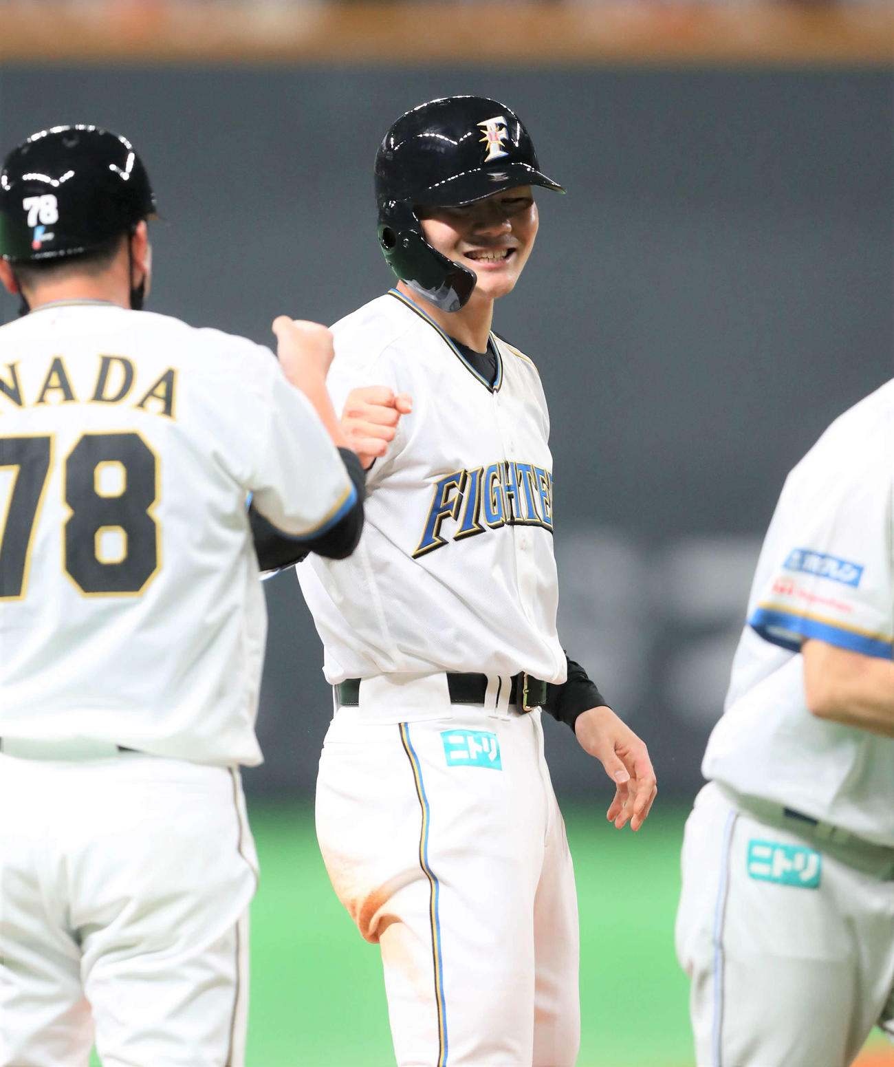 日本ハム対オリックス　5回裏日本ハム2死満塁、右中間に走者一掃の三塁打を放ち笑顔の清宮（撮影・黒川智章）