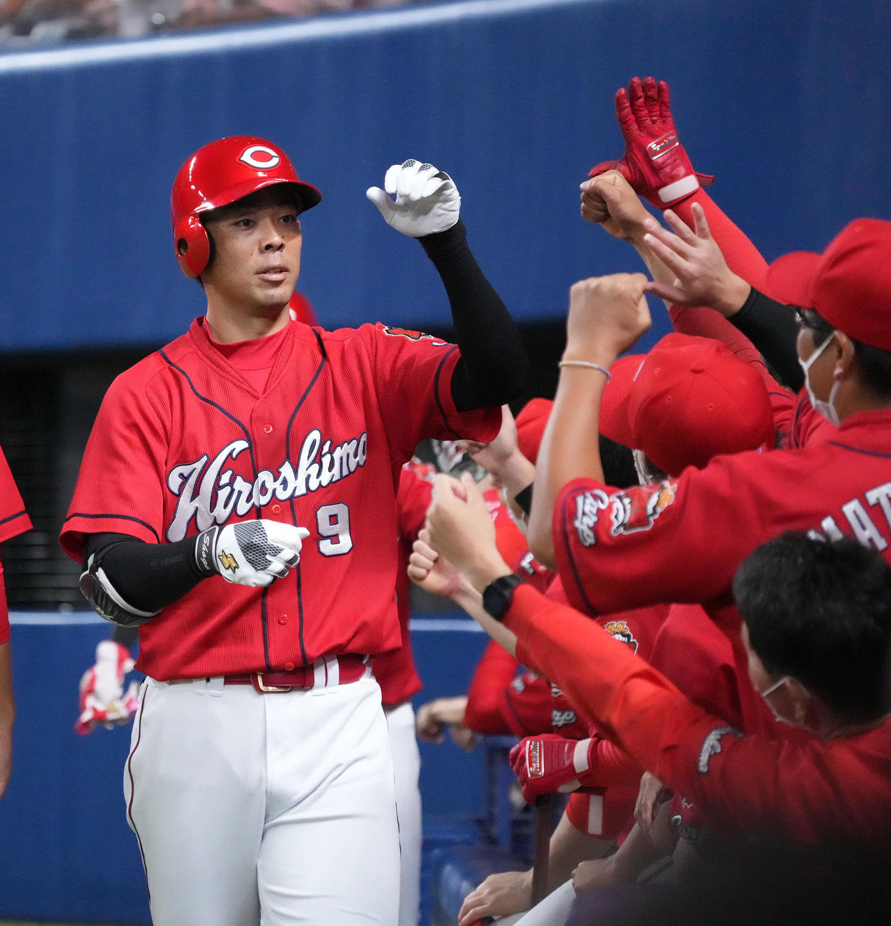 中日対広島　3回表広島1死一、二塁、右越え3点本塁打を放ちナインとタッチを交わす秋山（左）（撮影・森本幸一）