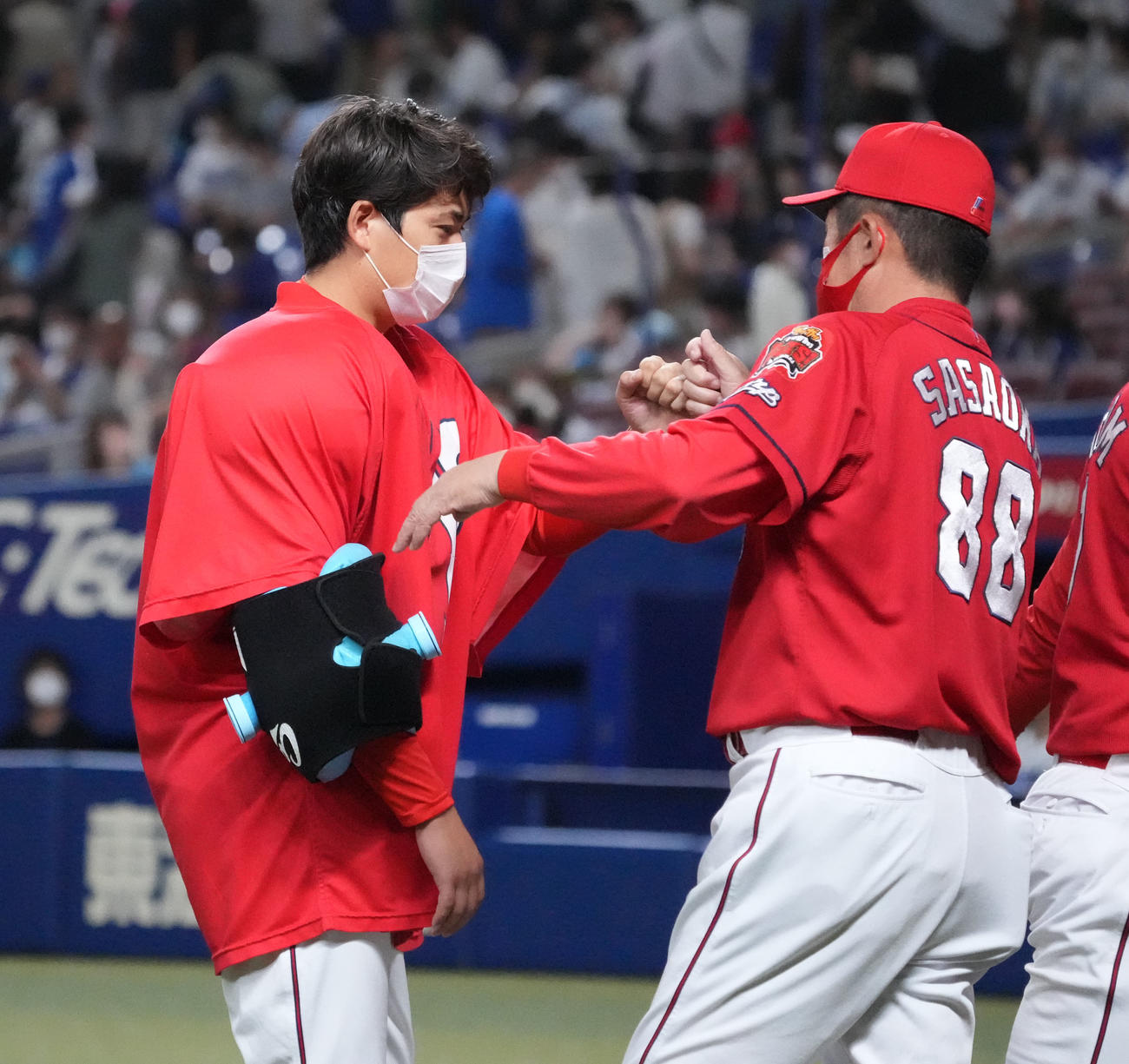 中日対広島　試合終了、佐々岡真司監督とタッチを交わす九里（左）（撮影・森本幸一）