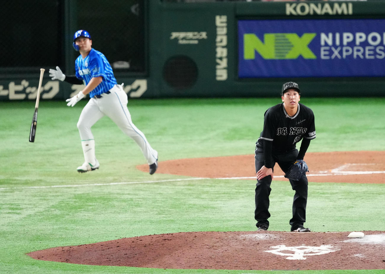 巨人対DeNA 11回表DeNA1死、佐野（左）に勝ち越しソロ本塁打を浴びる大勢（撮影・江口和貴）