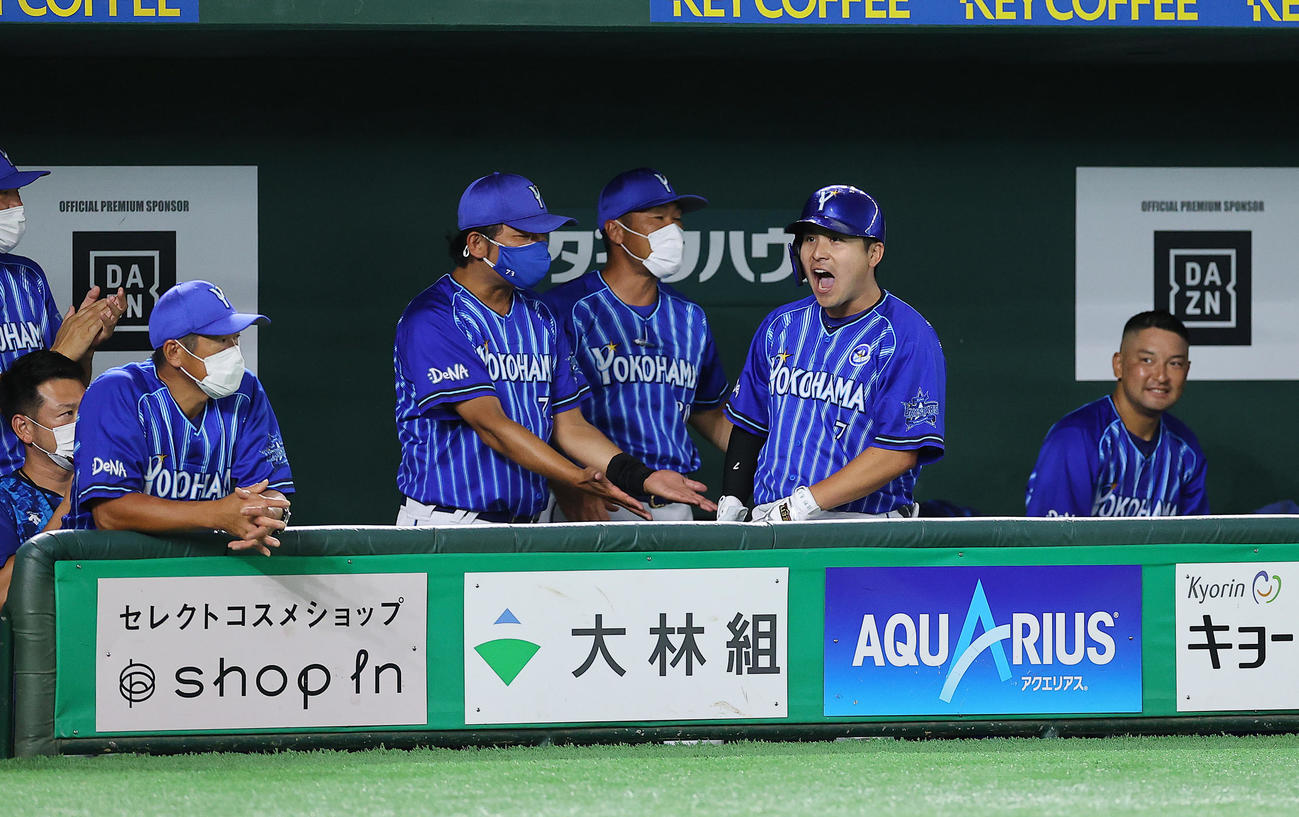 巨人対DeNA 11回表DeNA1死、ソロ本塁打を放ち雄たけびを上げる佐野（中央）（撮影・垰建太）