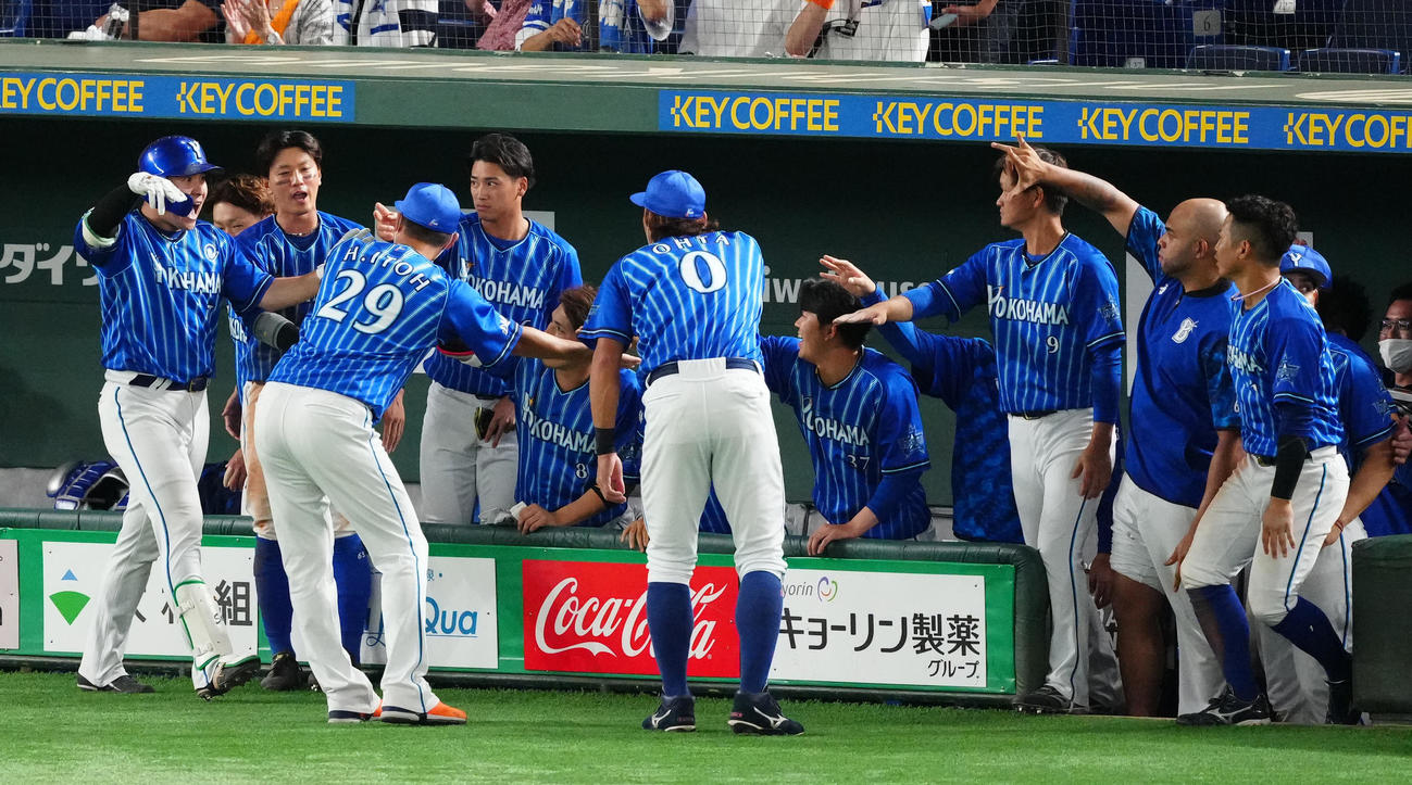 巨人対DeNA 11回表DeNA1死、勝ち越しソロ本塁打を放ち、チームメートに迎えられる佐野（左端）（撮影・江口和貴）
