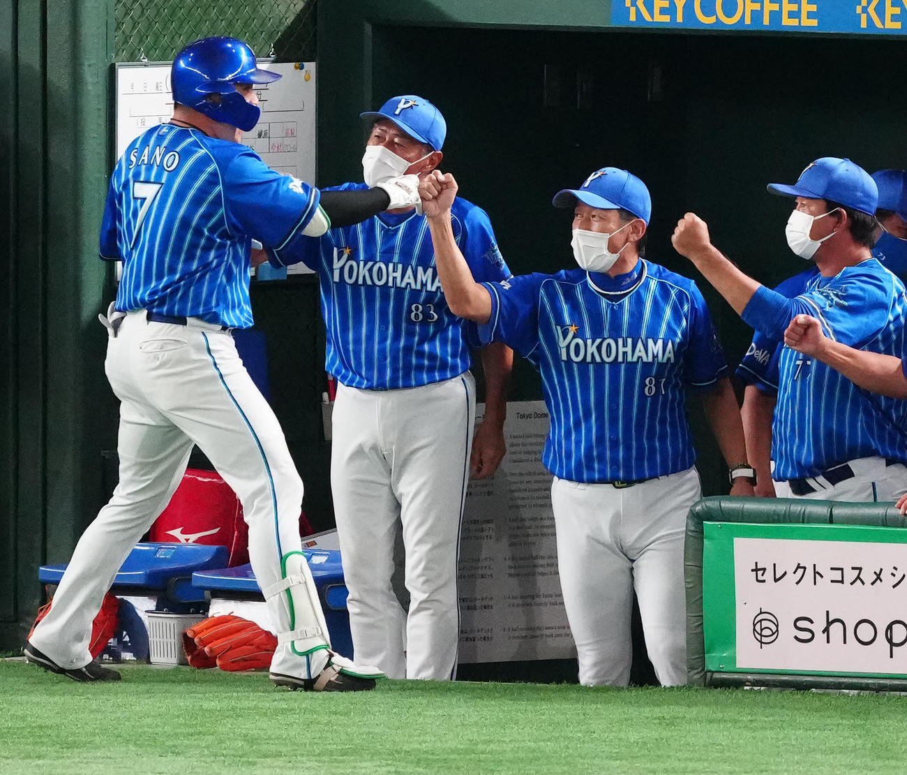 巨人対DeNA 11回表DeNA1死、勝ち越しソロ本塁打を放った佐野（左端）とタッチを交わす三浦監督（撮影・江口和貴）