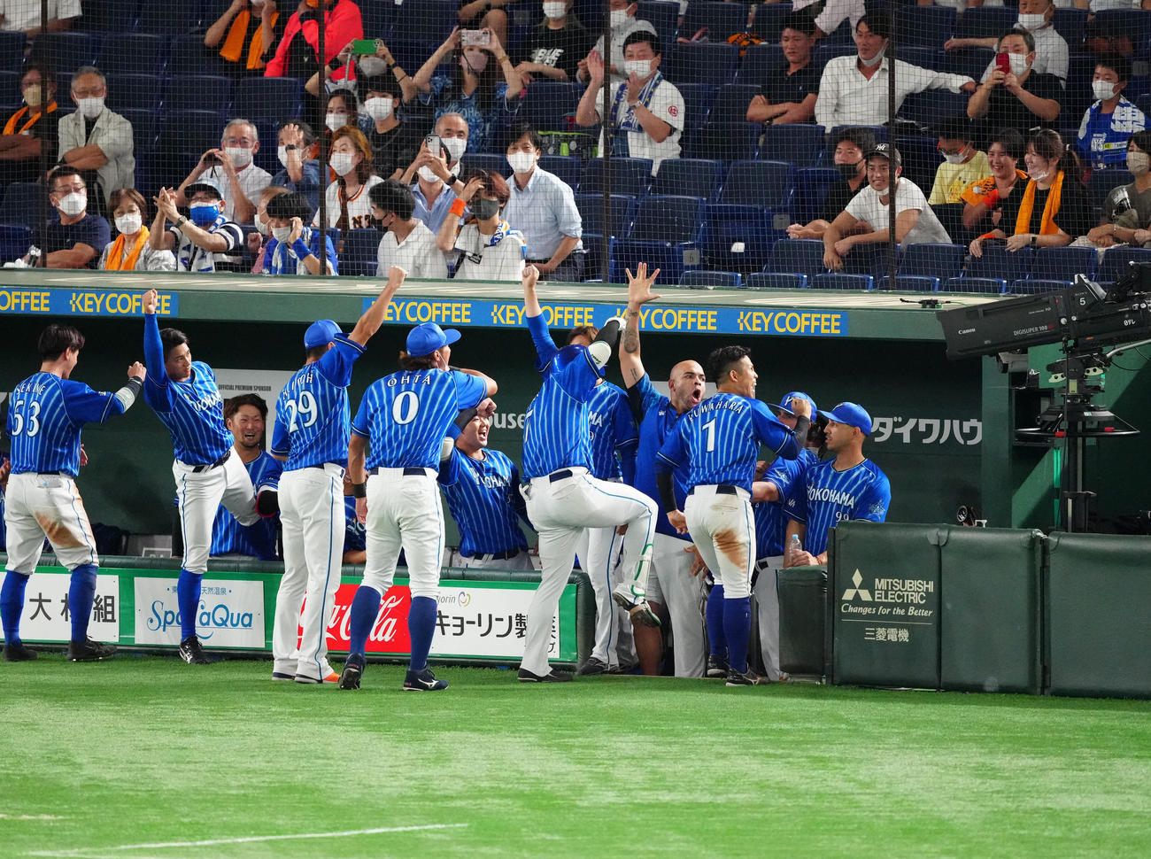 巨人対DeNA 11回表DeNA1死、勝ち越しソロ本塁打を放ち、チームメートと中継カメラに向かってポーズを決める佐野（右から5人目）（撮影・江口和貴）