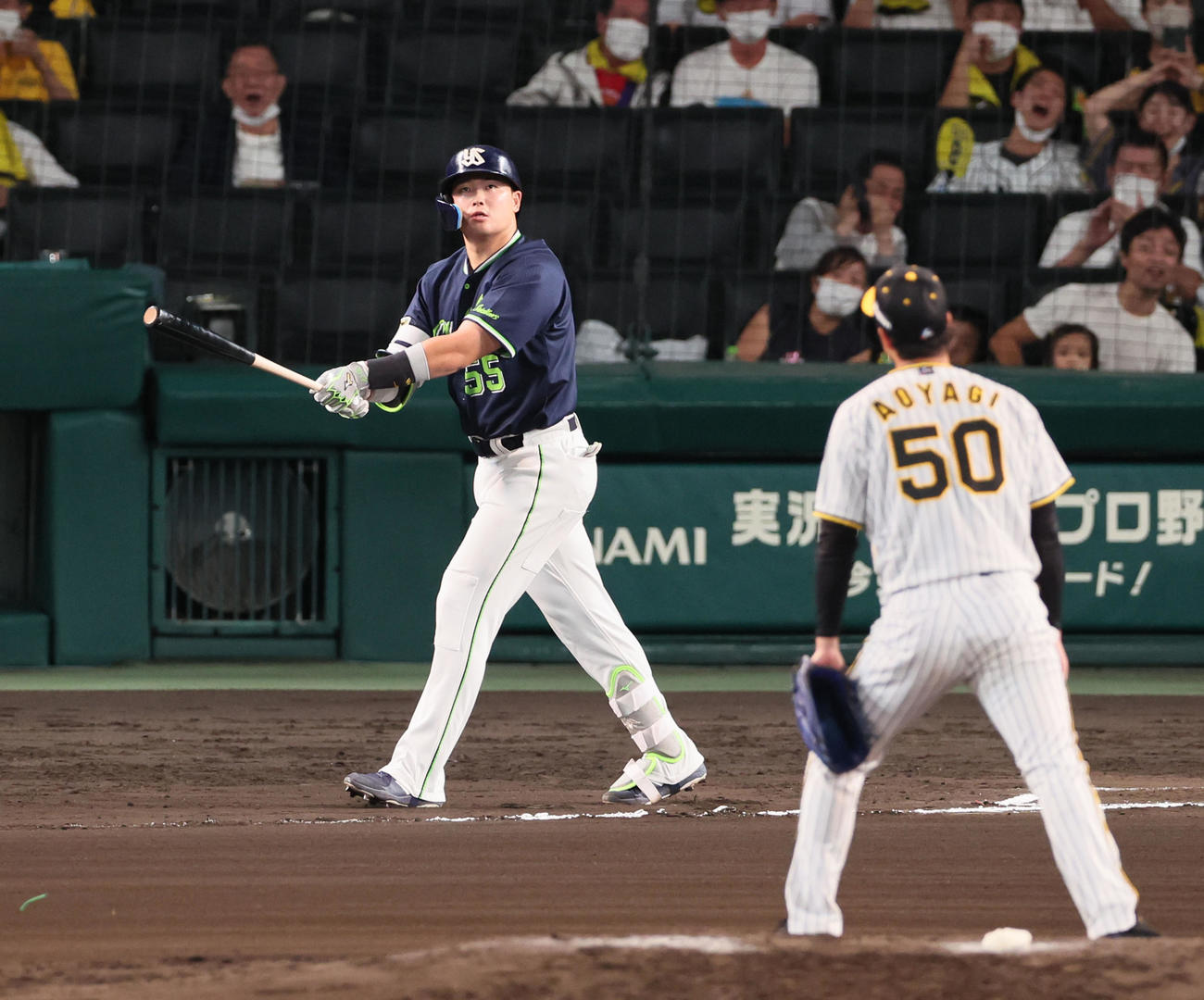 阪神対ヤクルト　6回表ヤクルト無死、村上は中越えソロ本塁打を放ち打球の行方を追う。投手は青柳（撮影・加藤哉）