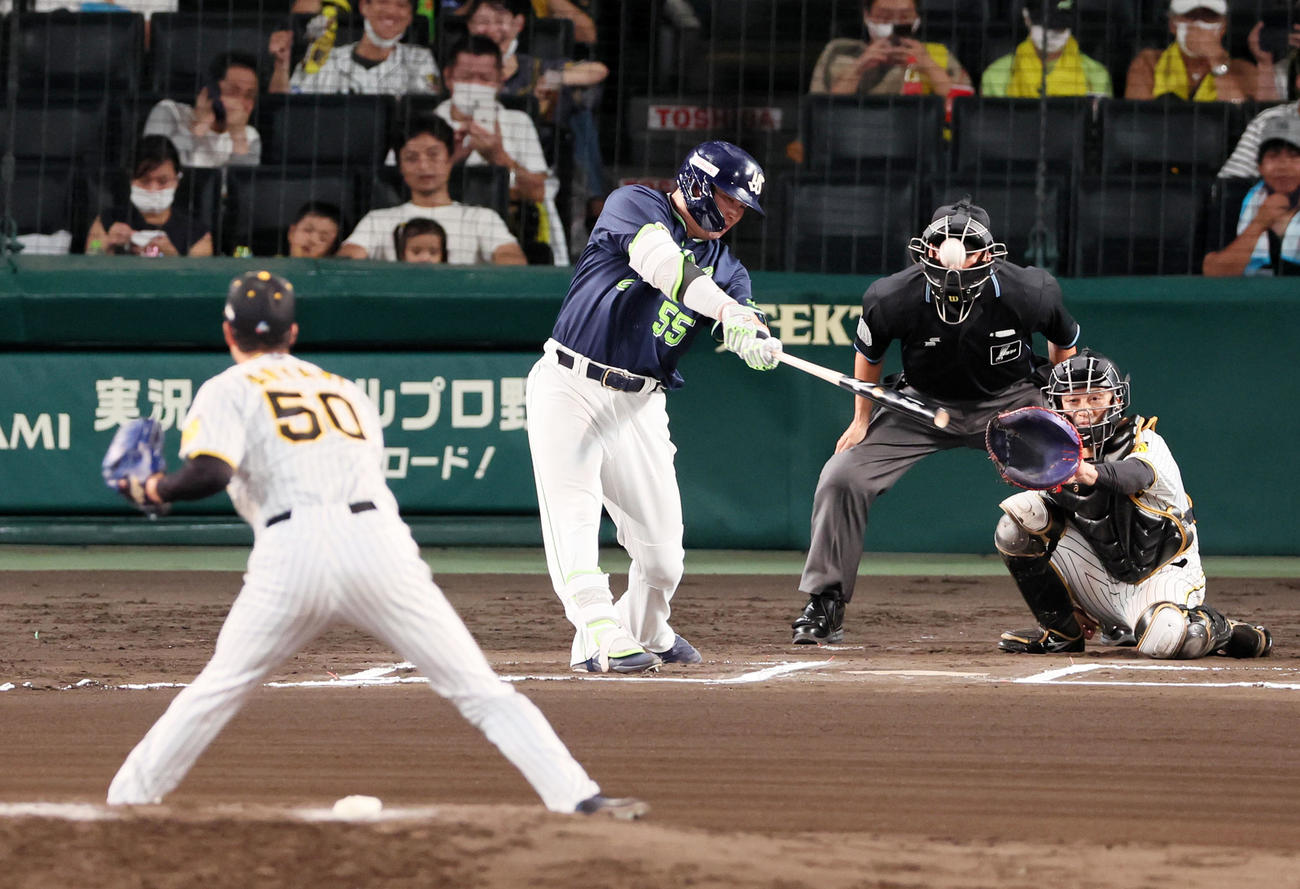 阪神対ヤクルト　6回表ヤクルト無死、村上は中越えソロ本塁打を放つ。投手は青柳（撮影・加藤哉）