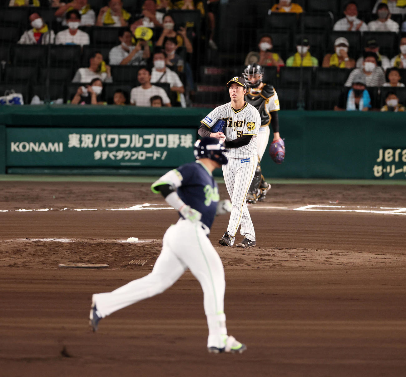 阪神対ヤクルト　6回表ヤクルト無死、青柳は村上に中越えソロ本塁打を被弾（撮影・加藤哉）