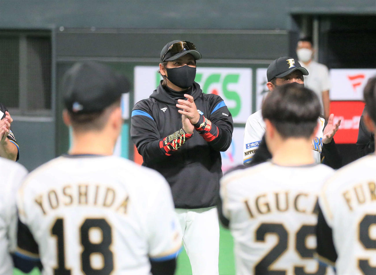 日本ハム対オリックス　試合後、恒例の一丁締めする新庄監督（撮影・黒川智章）