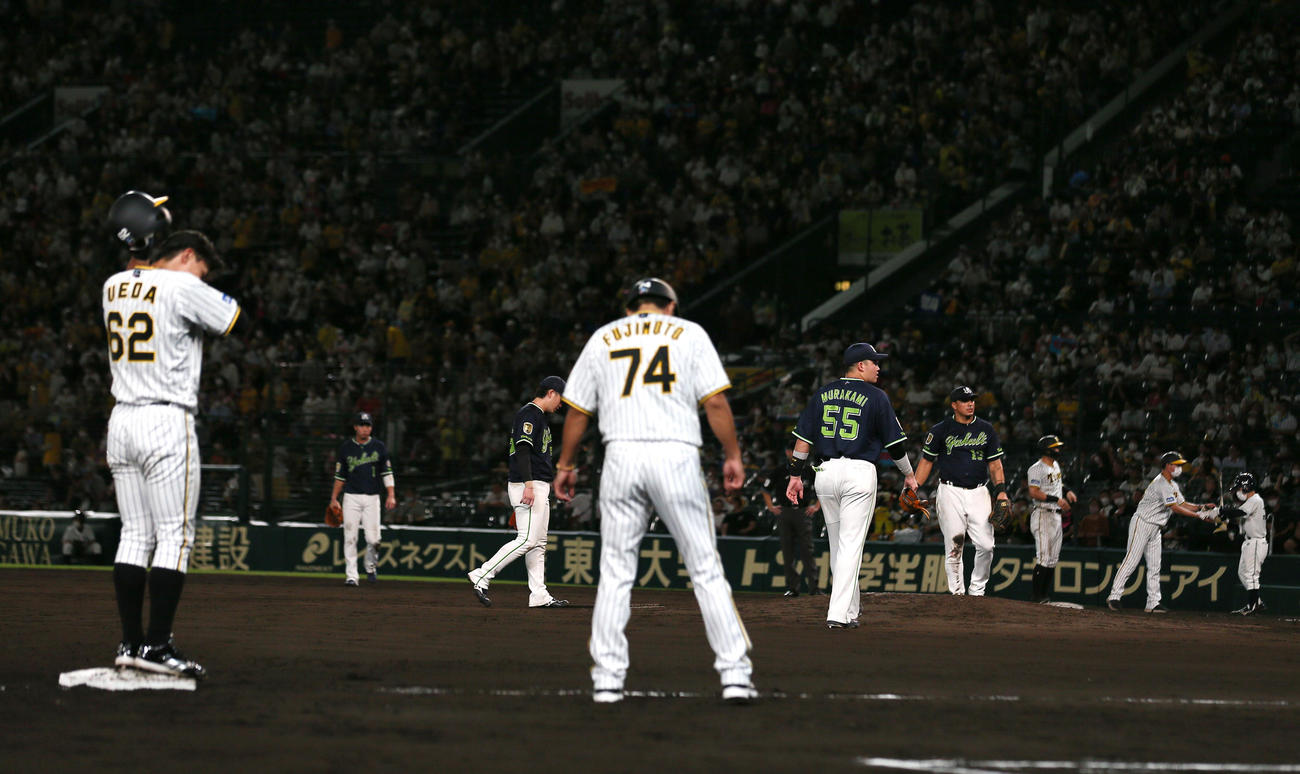 阪神対ヤクルト　7回裏阪神2死一塁、一走植田（左）は佐藤輝の右前打で相手ミスがあるも生還できず（撮影・上山淳一）