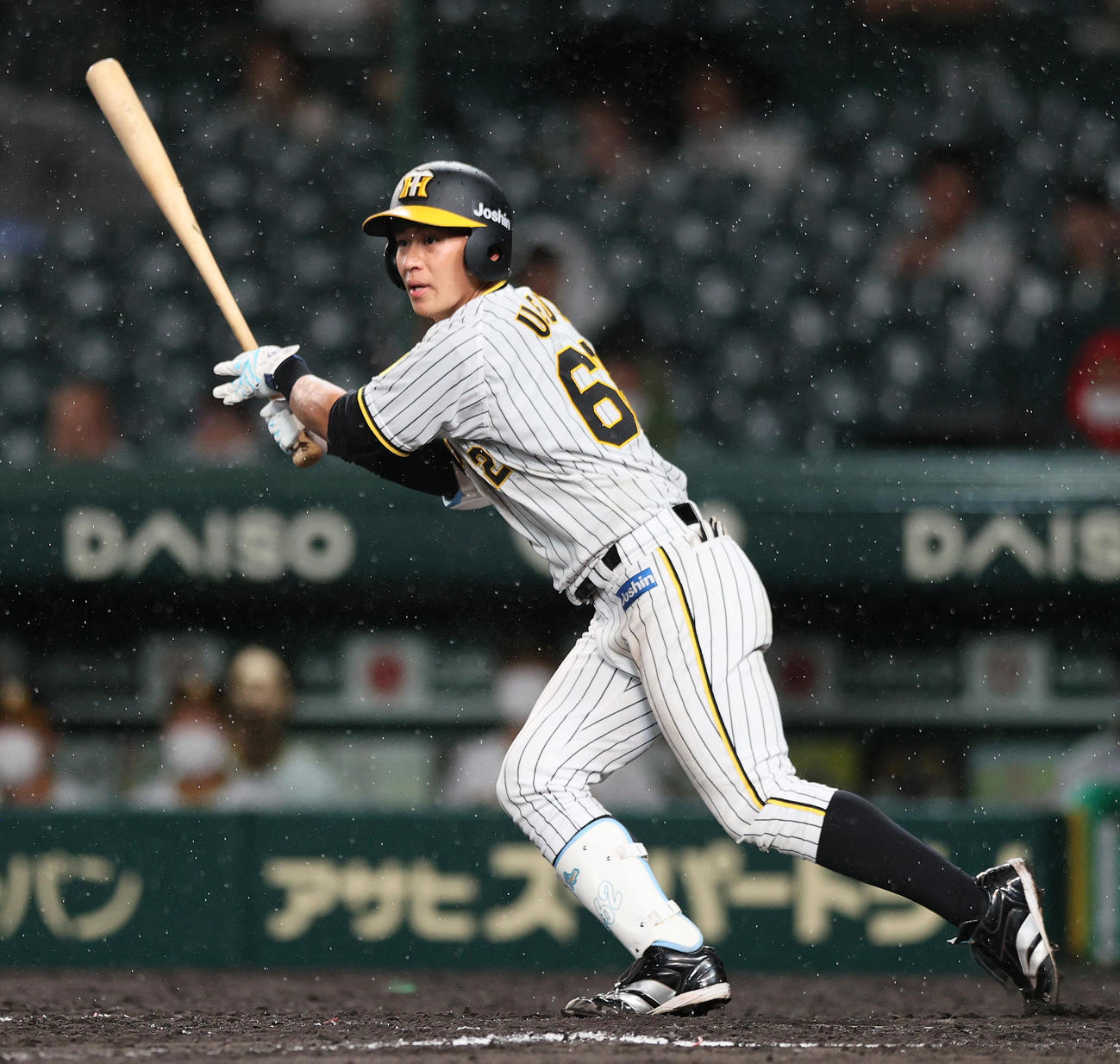 阪神対ヤクルト　12回裏阪神無死一塁、植田左前打を放つ（撮影・上山淳一）