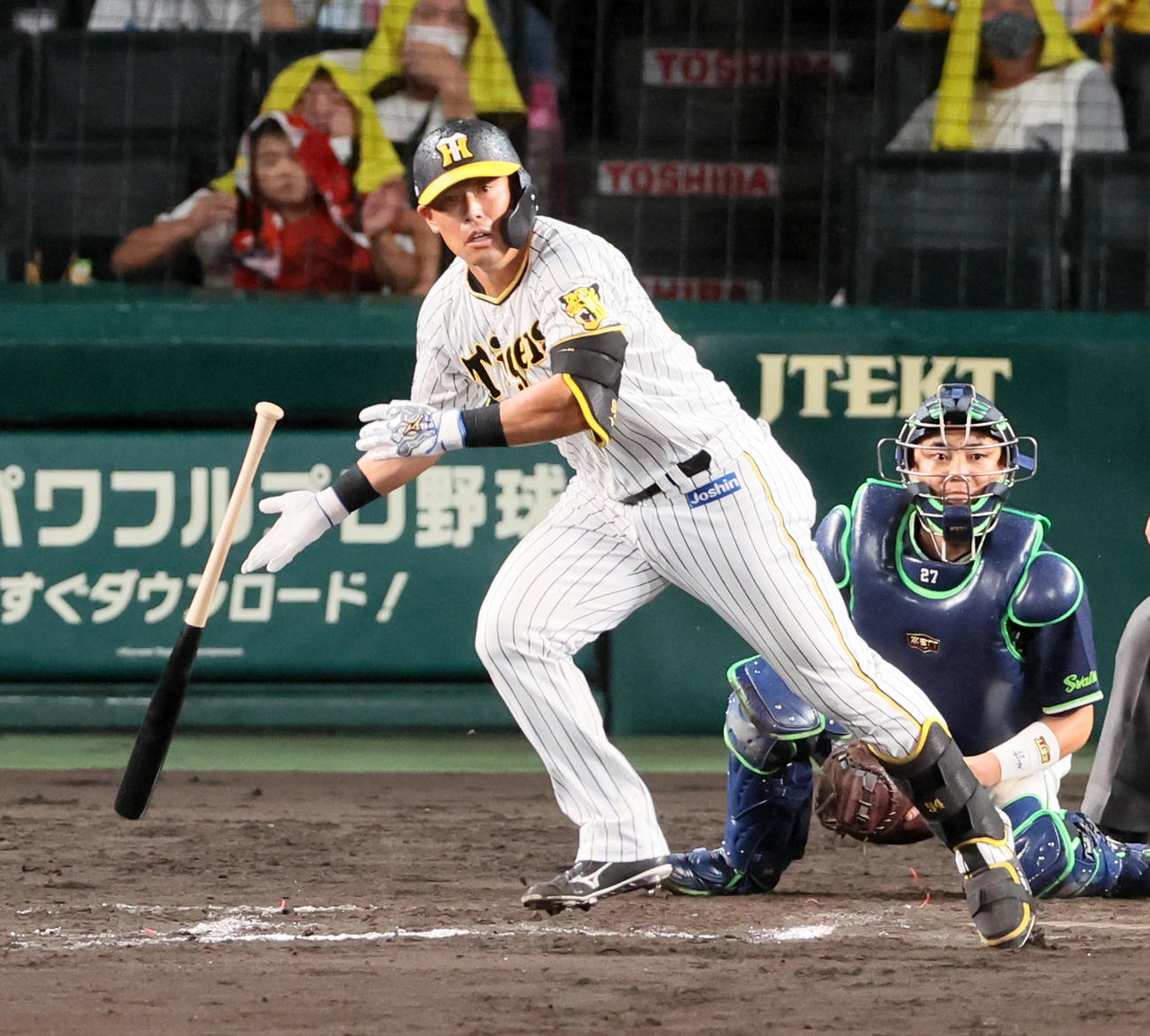 阪神対ヤクルト　10回裏阪神2死一、三塁、代打原口は左前適時打を放ち同点とする（撮影・加藤哉）