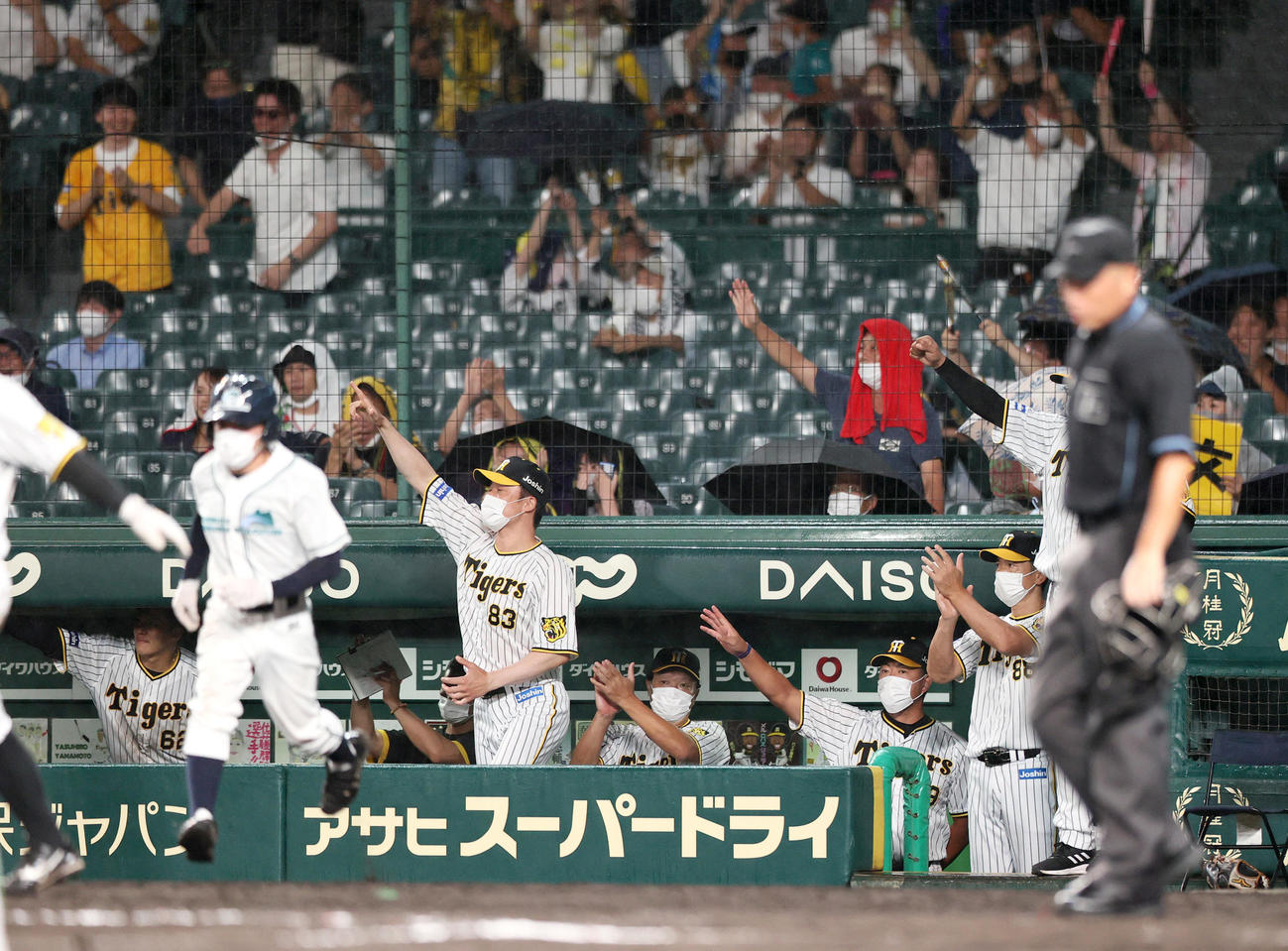 阪神対ヤクルト　10回裏阪神2死一、三塁、阪神矢野監督（右）は代打原口の左前適時打で同点とし喜ぶ（撮影・上山淳一）