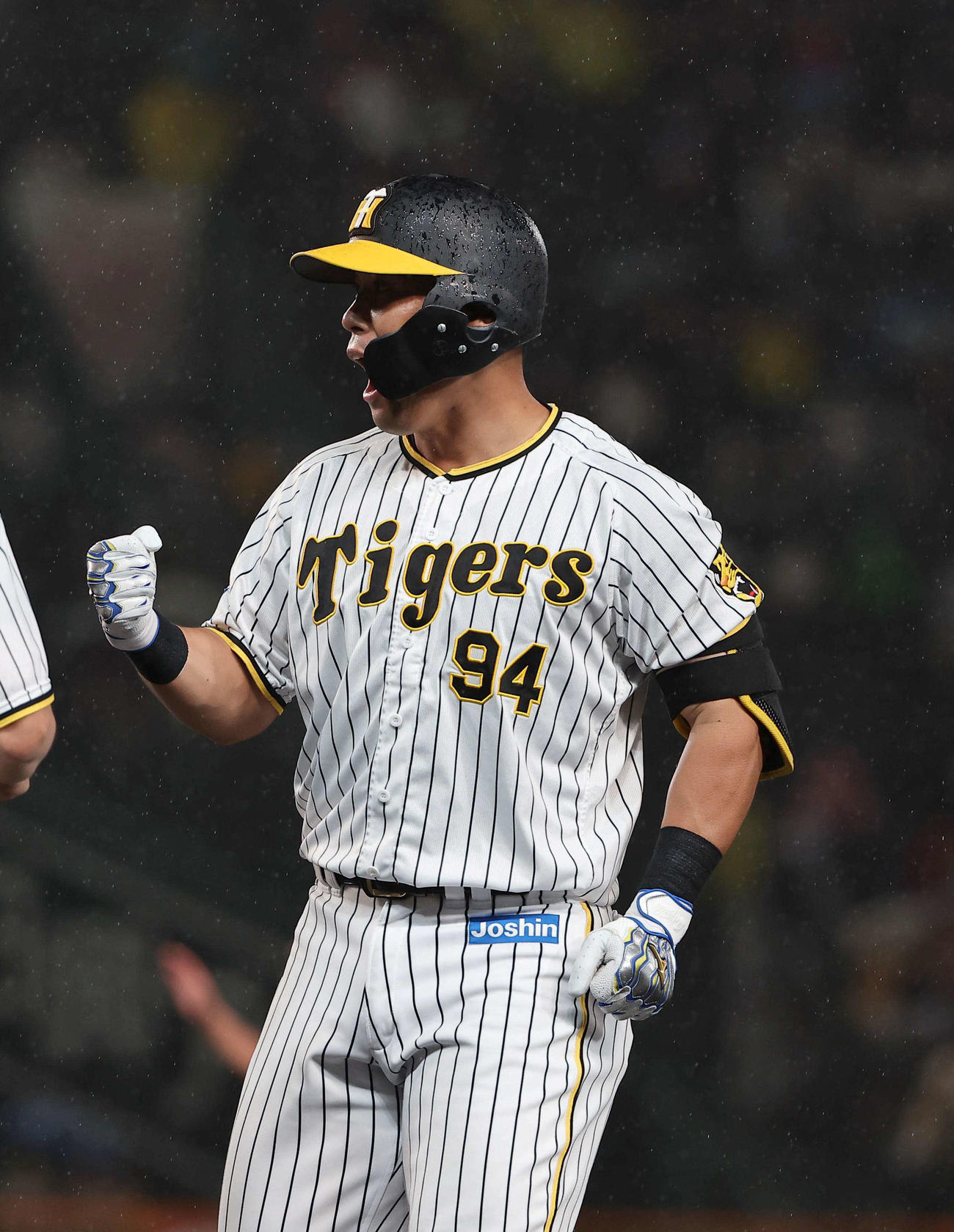 阪神対ヤクルト　10回裏阪神2死一、三塁、原口は左前に同点適時打を放ちガッツポーズをする（撮影・上田博志）