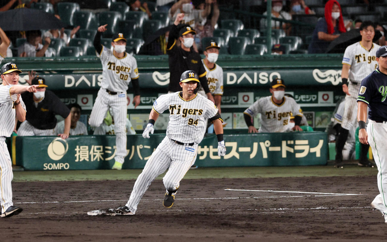 阪神対ヤクルト　10回裏阪神2死一、三塁、代打原口は左前適時打を放ち同点とする（撮影・加藤哉）