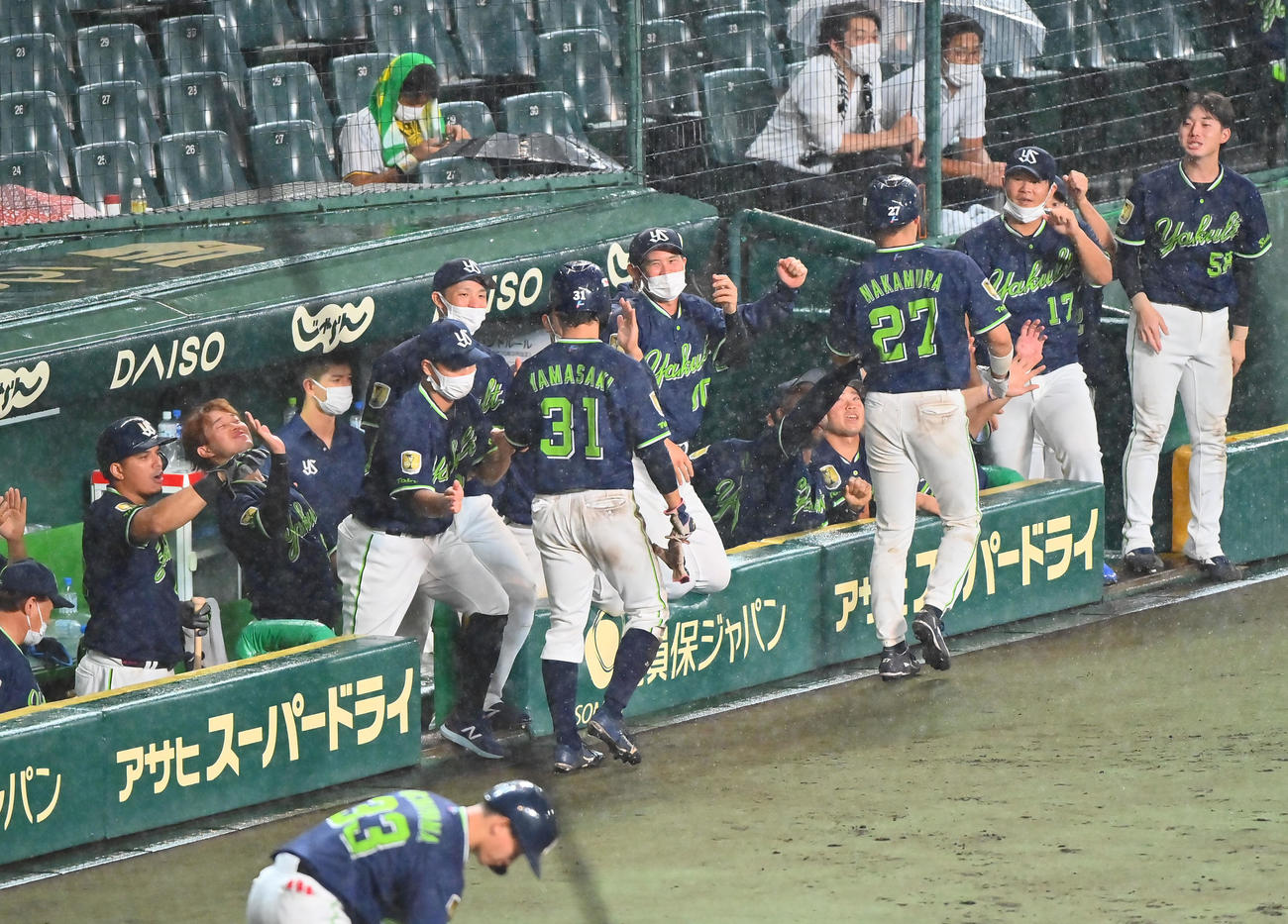 阪神対ヤクルト　11回表ヤクルト1死満塁、塩見の2点適時打で勝ち越し喜ぶヤクルトナイン（撮影・和賀正仁）