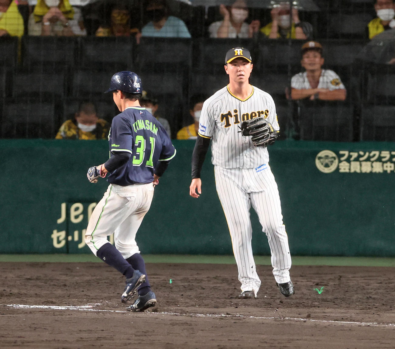 阪神対ヤクルト　11回表ヤクルト1死満塁、浜地は塩見に中前適時打を打たれ失点（撮影・加藤哉）