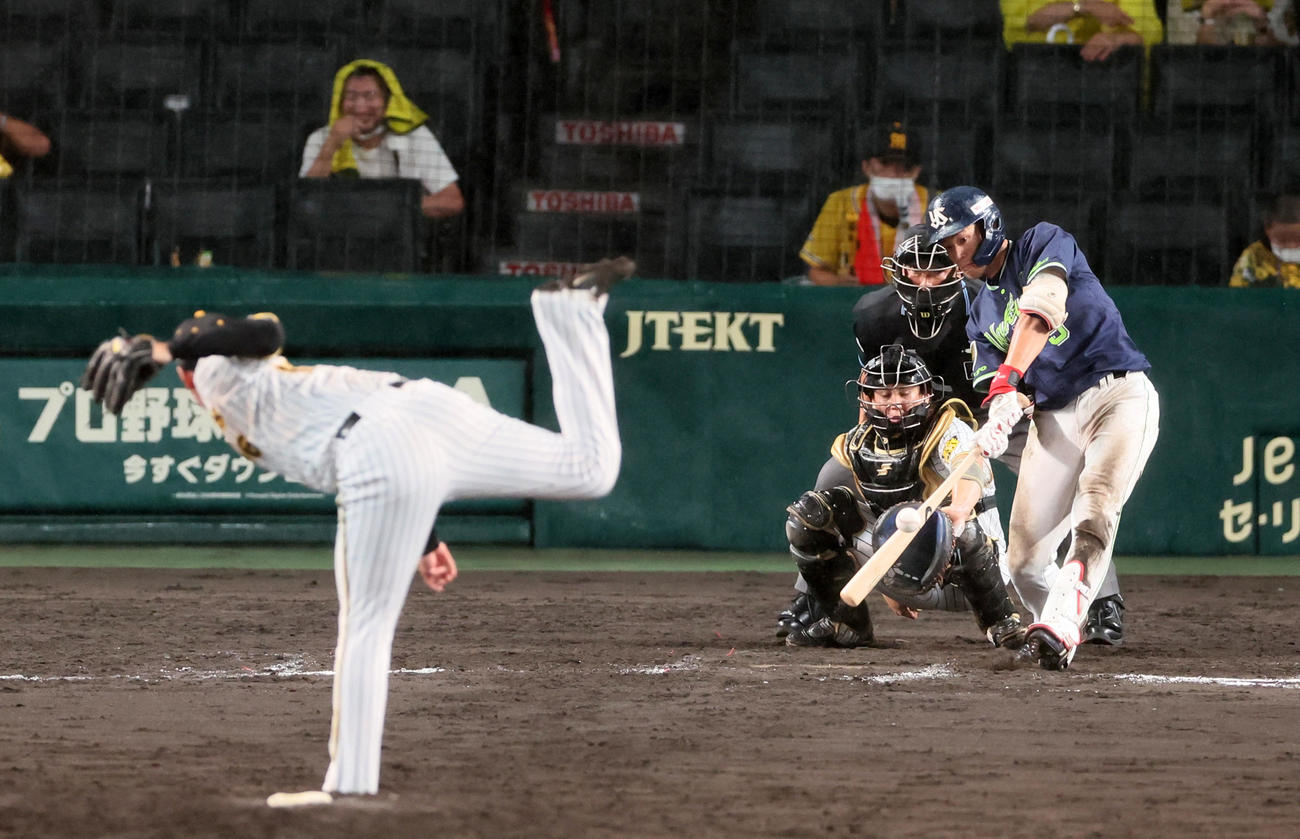 阪神対ヤクルト　11回表ヤクルト1死満塁、塩見は中前適時打を放つ。投手は浜地（撮影・加藤哉）