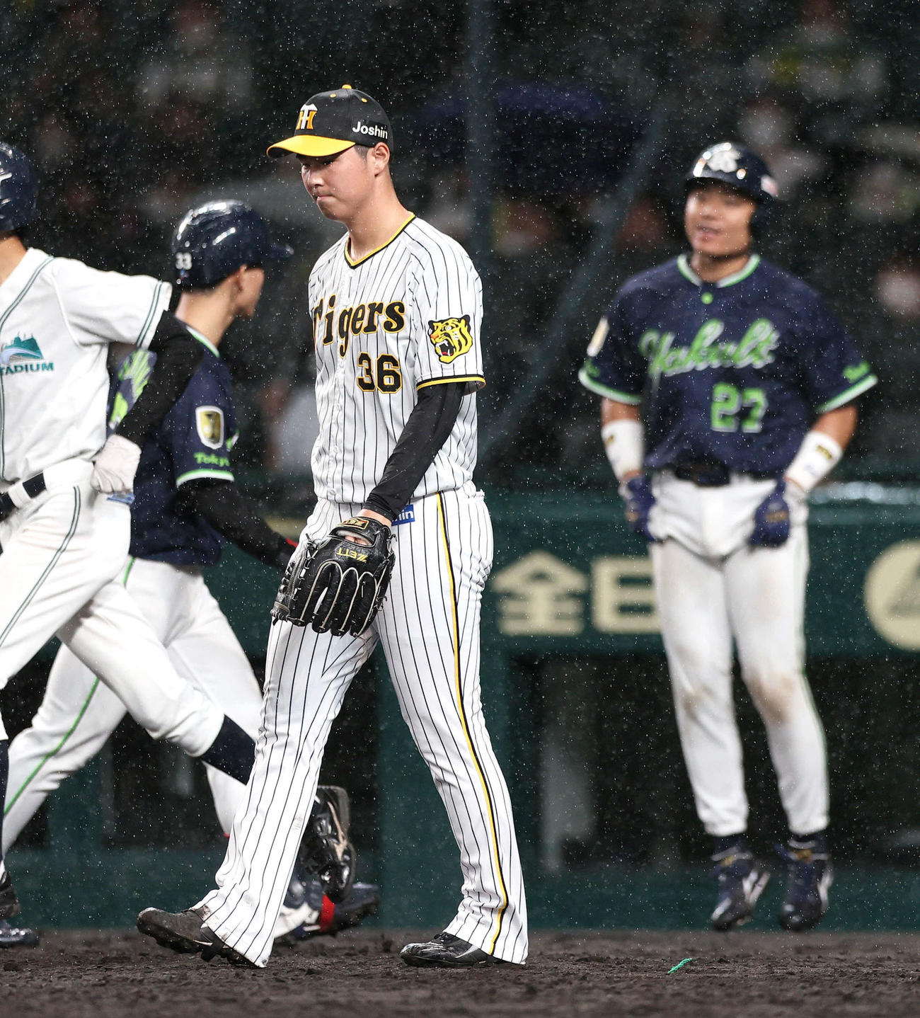 阪神対ヤクルト　11回表ヤクルト1死満塁、浜地（手前）は塩見に中前2点適時打を浴びる（撮影・上山淳一）