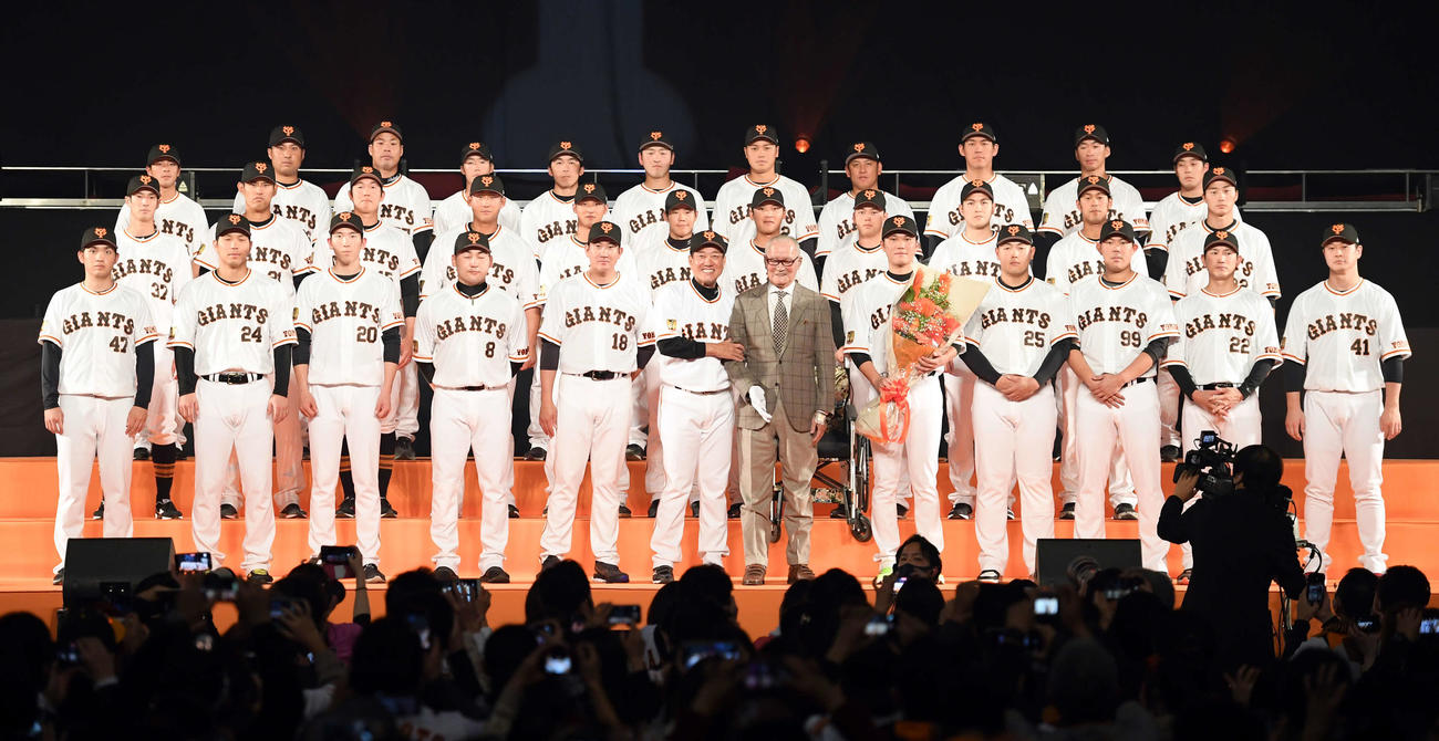 長嶋茂雄終身名誉監督を囲み記念撮影に納まる巨人選手（21年12月8日）