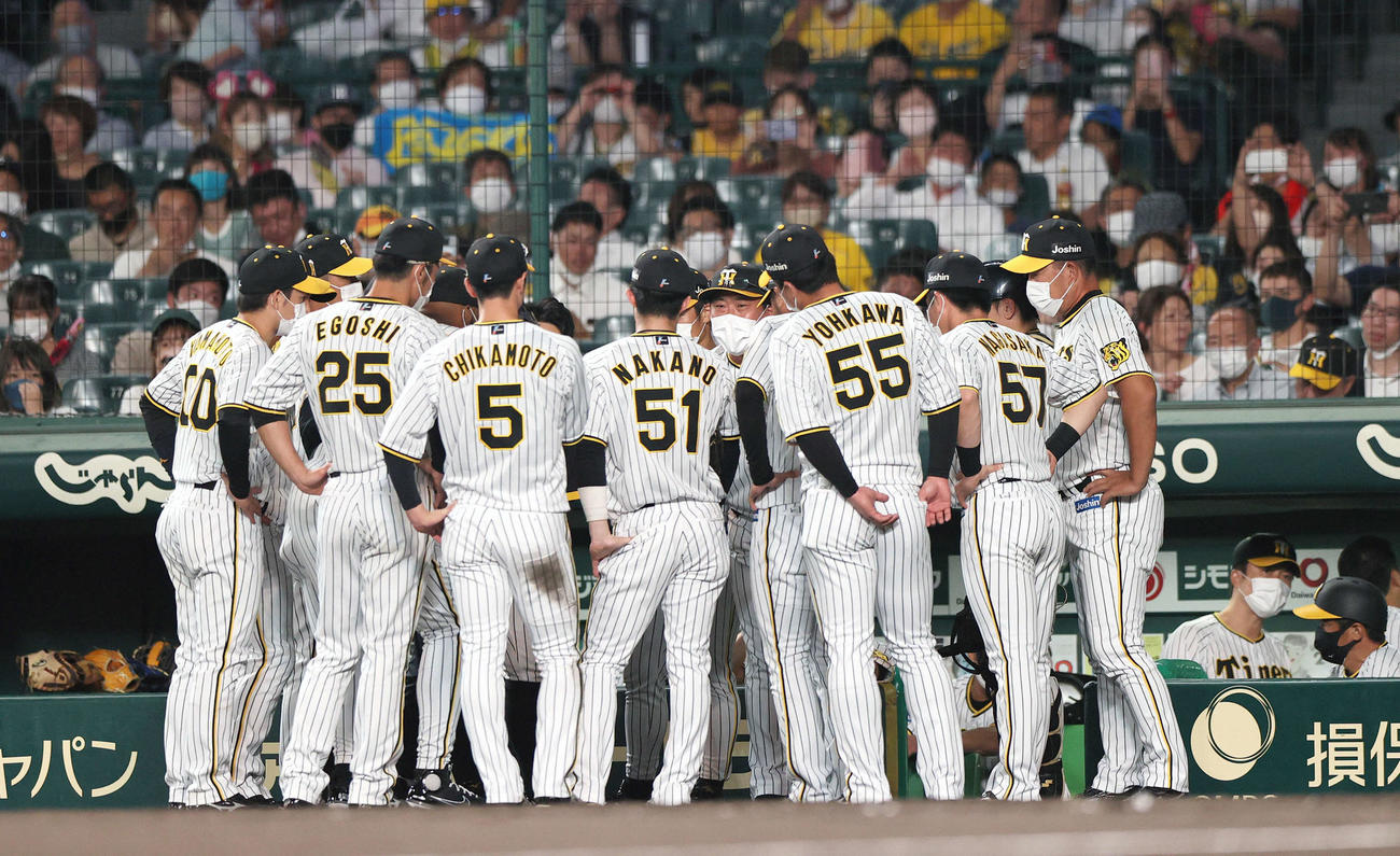 阪神対ヤクルト　4回の攻撃を前に円陣を組む阪神ナイン（撮影・上山淳一）